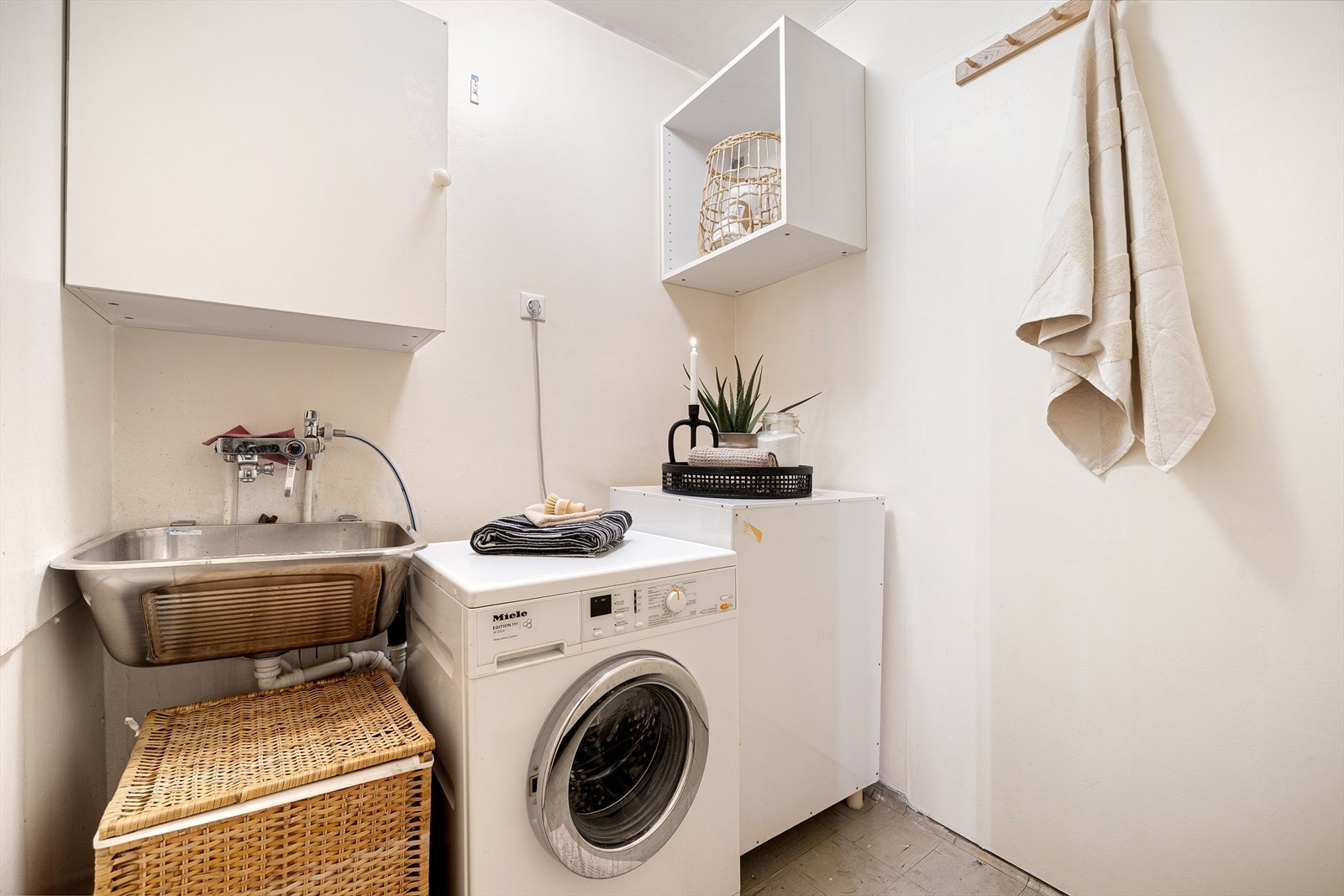 Vaskerommet er utstyrt med bereder, naturlig avtrekk, opplegg for vaskemaskin og skyllekum. Galleribilde