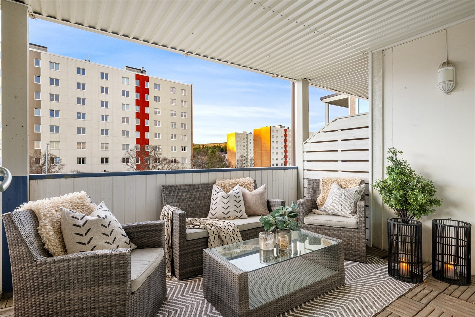 Balkongen er overbygd som gir den økt bruksvennlighet gjennom hele året. Galleribilde