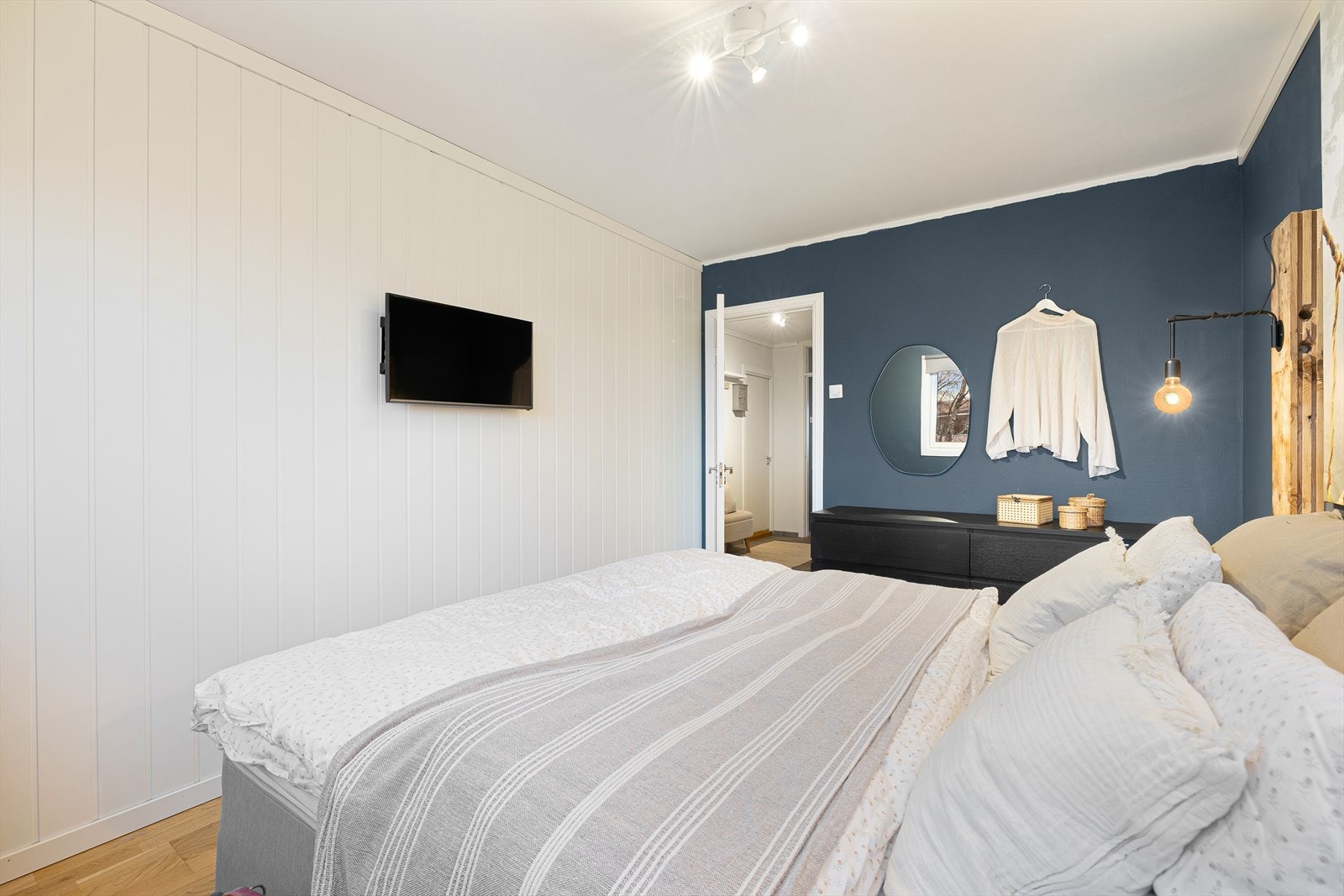 Soverommets størrelse gjør det enkelt å innrede med dobbeltseng, nattbord og garderobeløsning. Galleribilde