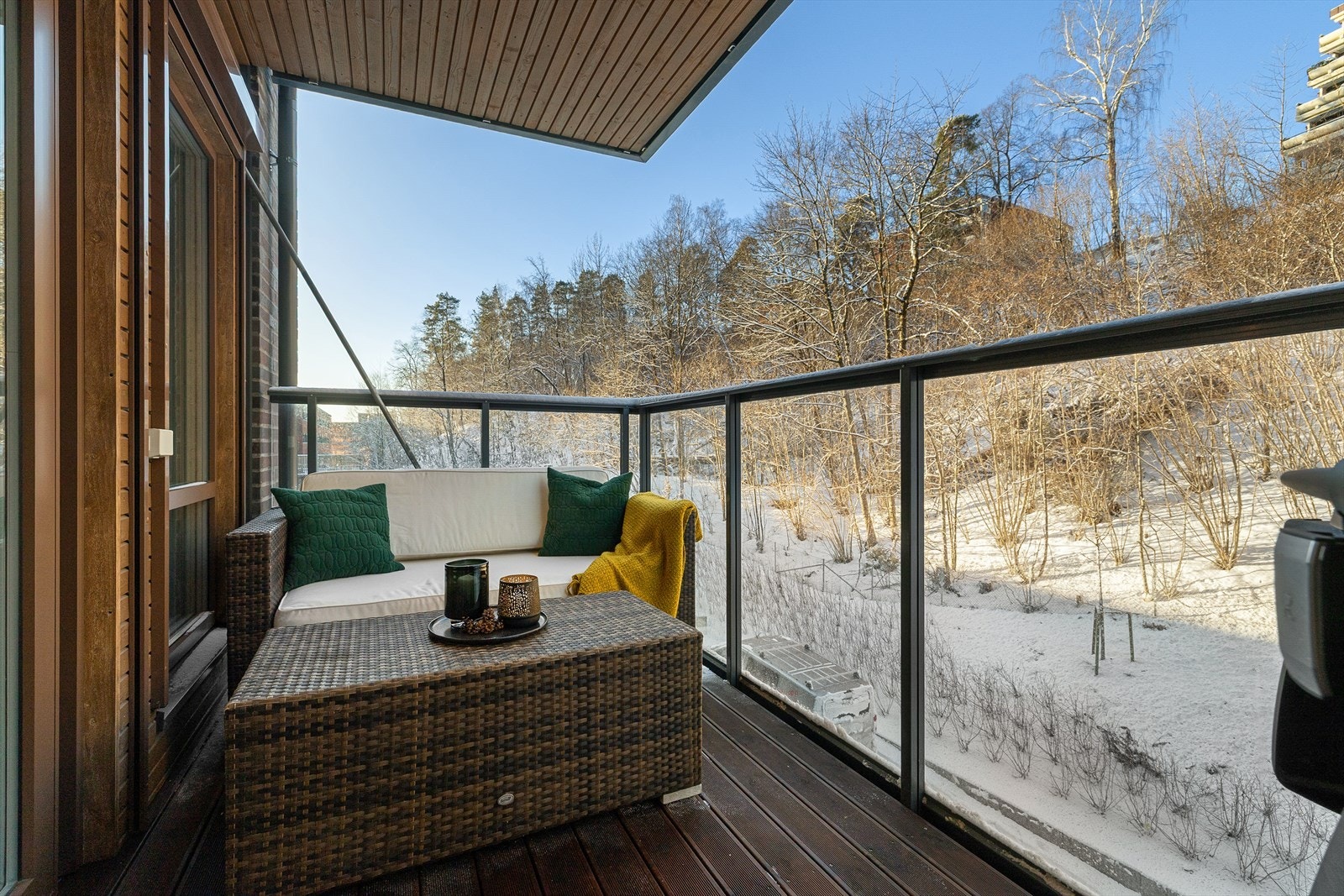 Balkongen har god plass til å innredes med utemøbler og grill Galleribilde