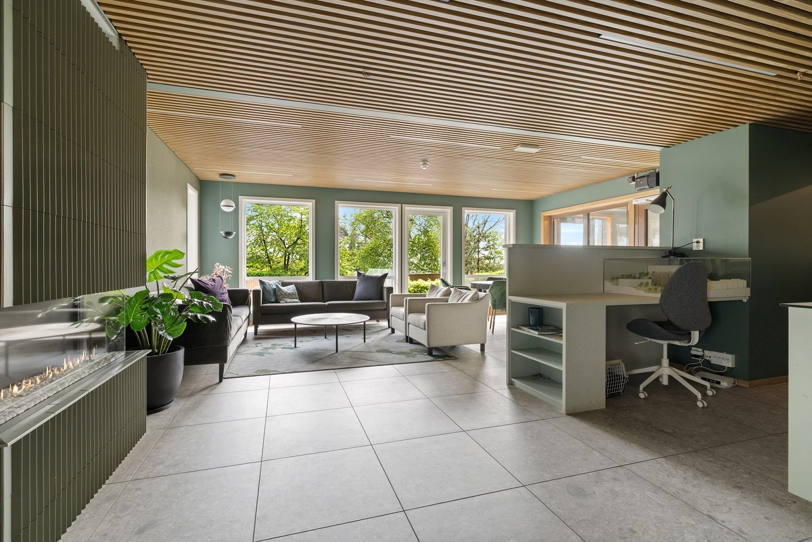 Comfort-senteret som inneholder en lekker lounge med gasspeis, kaffemaskin, utvalg av dagens aviser, trådløst nettverk og spisestue med kjøkken Galleribilde