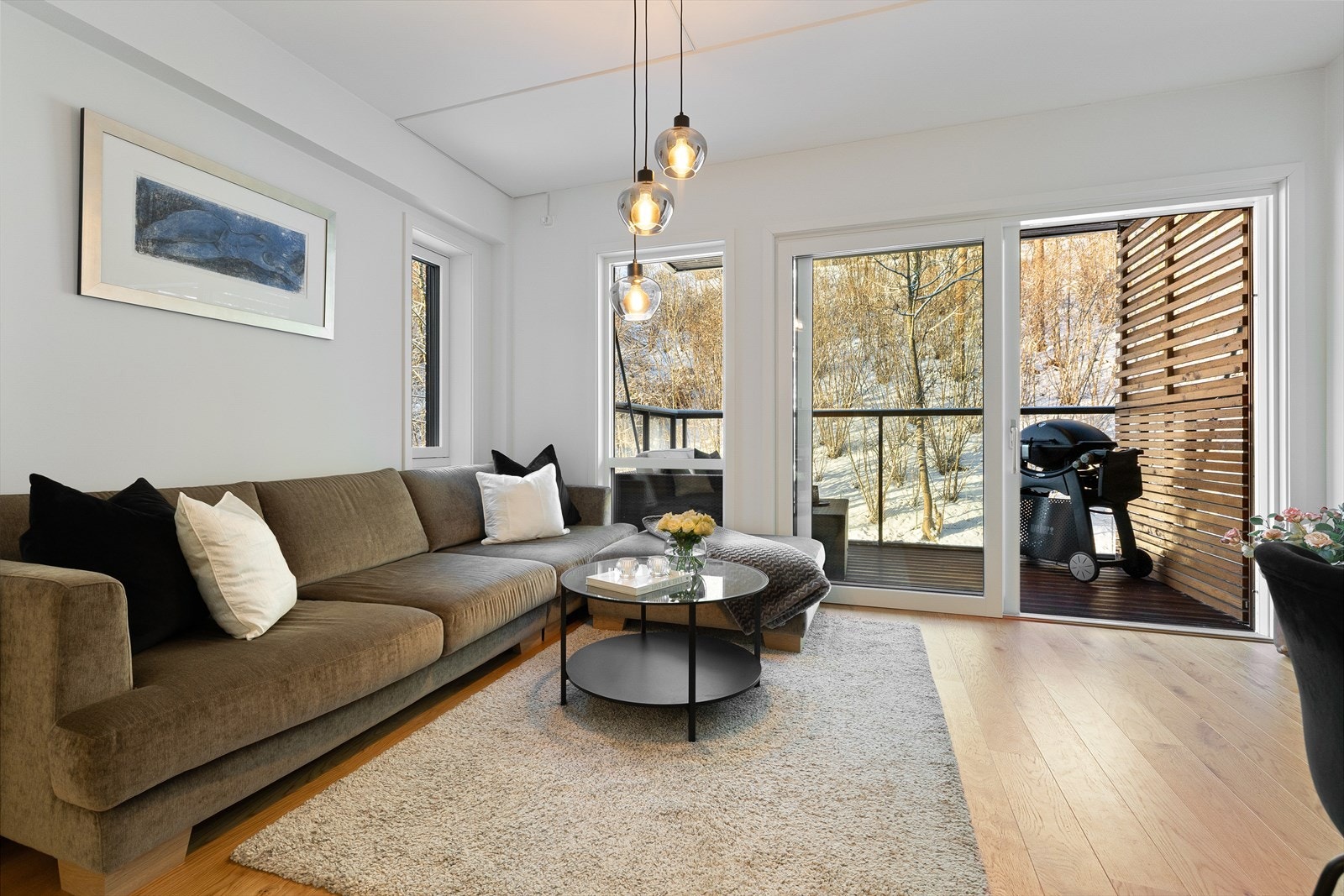 De store vindusflatene og skyvedøren til balkongen gir en god forlengelse av rommet Galleribilde