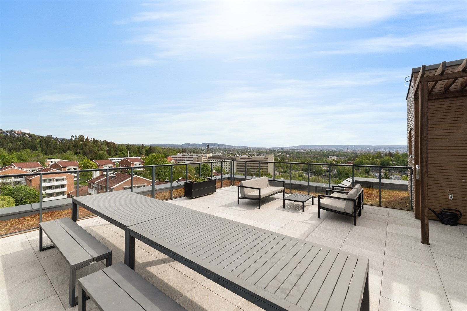 Sameiet har en stor, felles takterrasse med sittegrupper Galleribilde