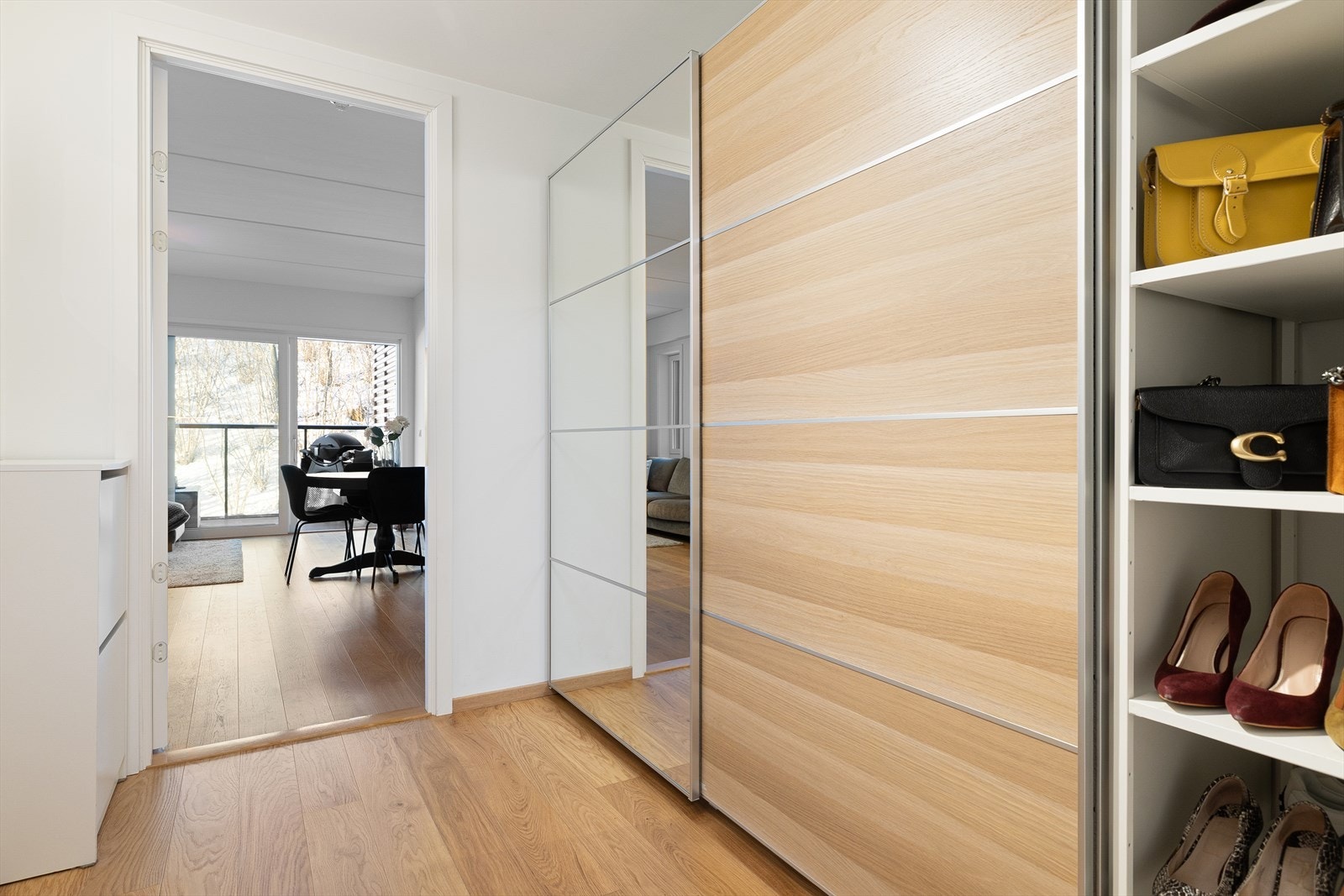 Entréen er romslig og funksjonell, med stor skyvedørsgarderobe som gir plass til oppbevaring av sko og yttertøy Galleribilde