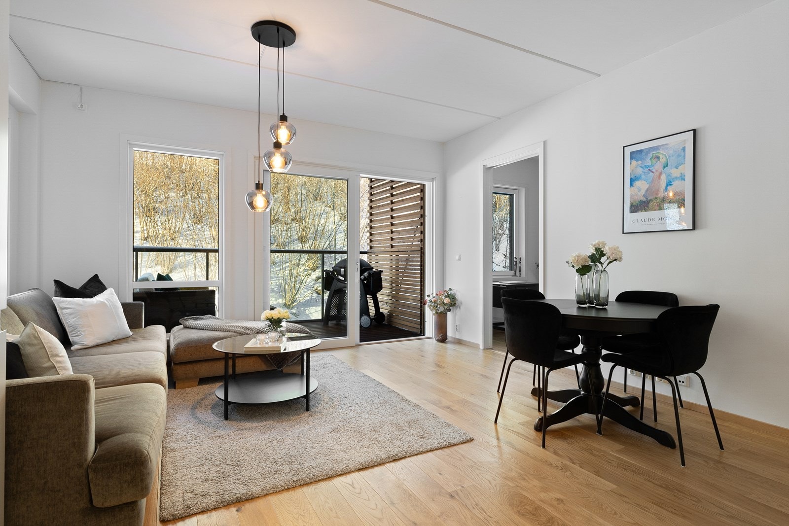 I stuen det er god plass til både sofagruppe, stuebord og TV-møblement Galleribilde