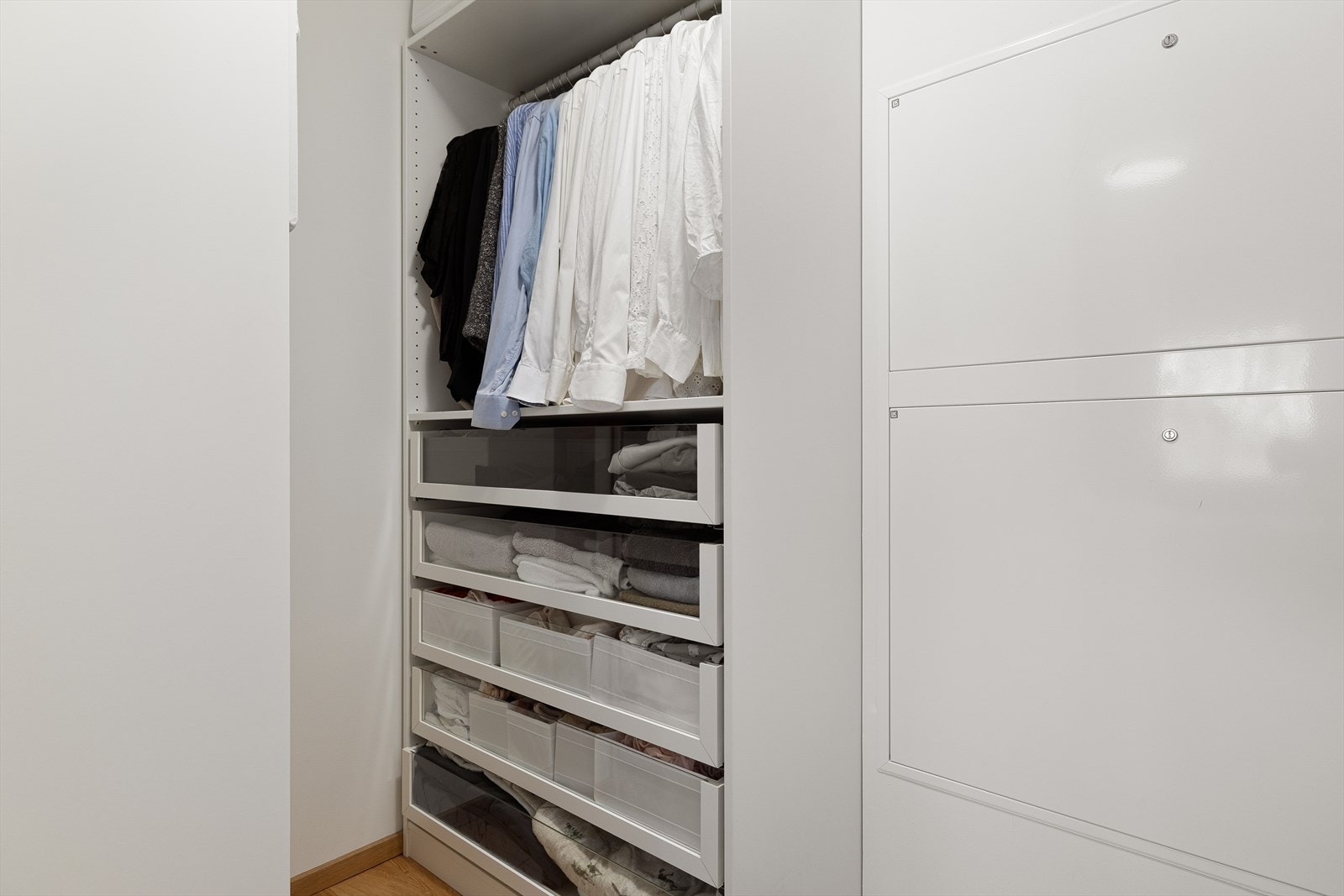 Her har man rikelig med plass til å oppbevare klær og sko Galleribilde