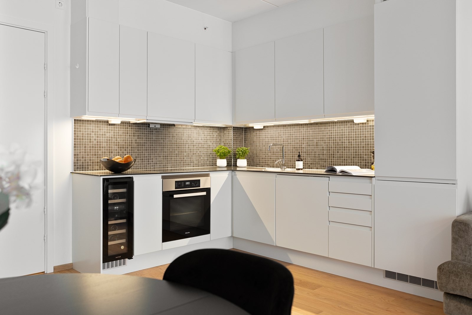 Det er gode oppbevaringsmuligheter i skuffer og skap Galleribilde