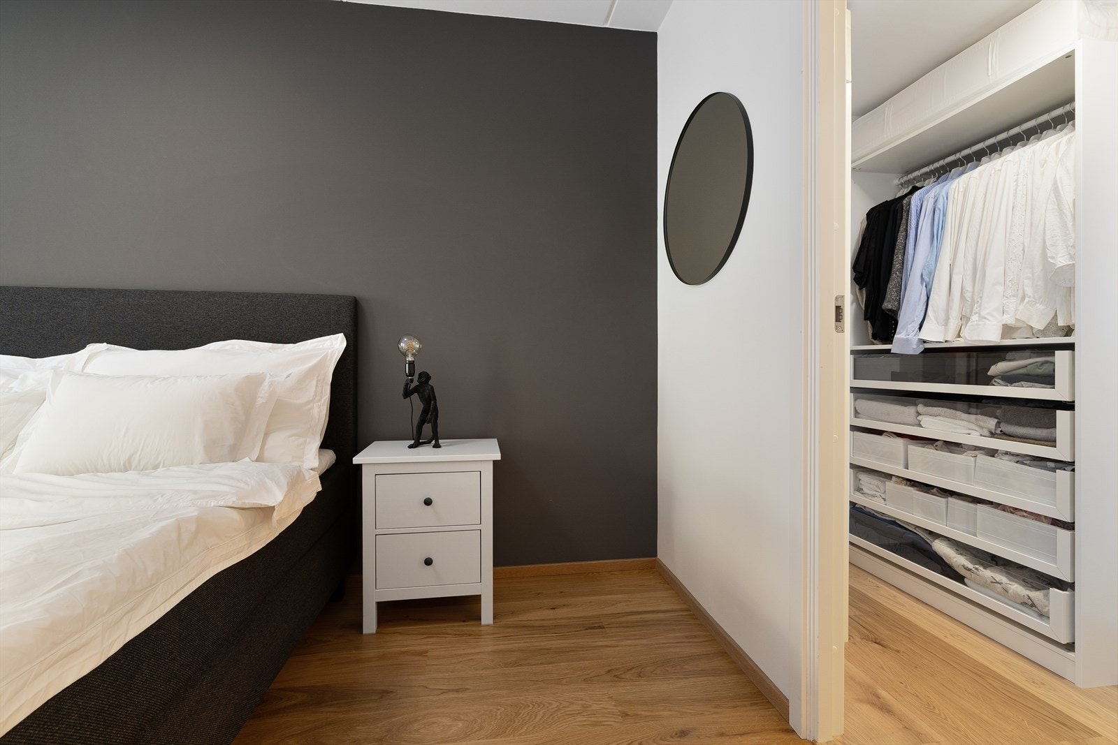 Fra soverommet er det adkomst til praktisk omkledningsrom Galleribilde