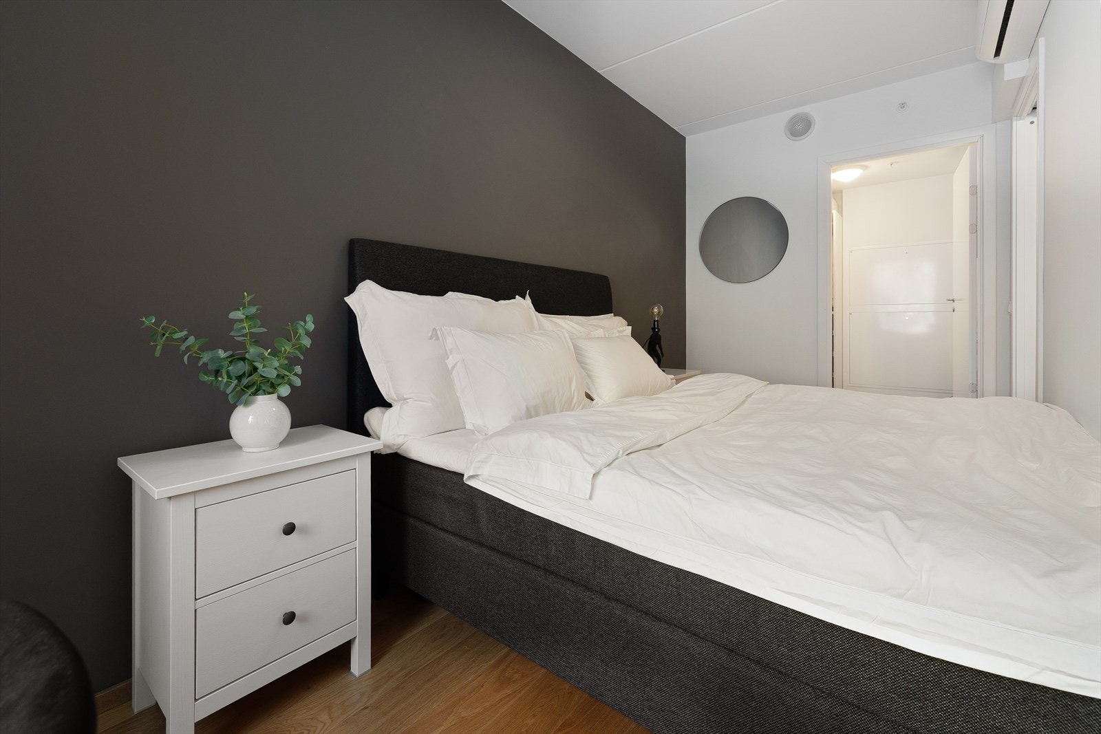 Soverommet er romslig og har god plass til dobbeltseng med tilhørende nattbord Galleribilde