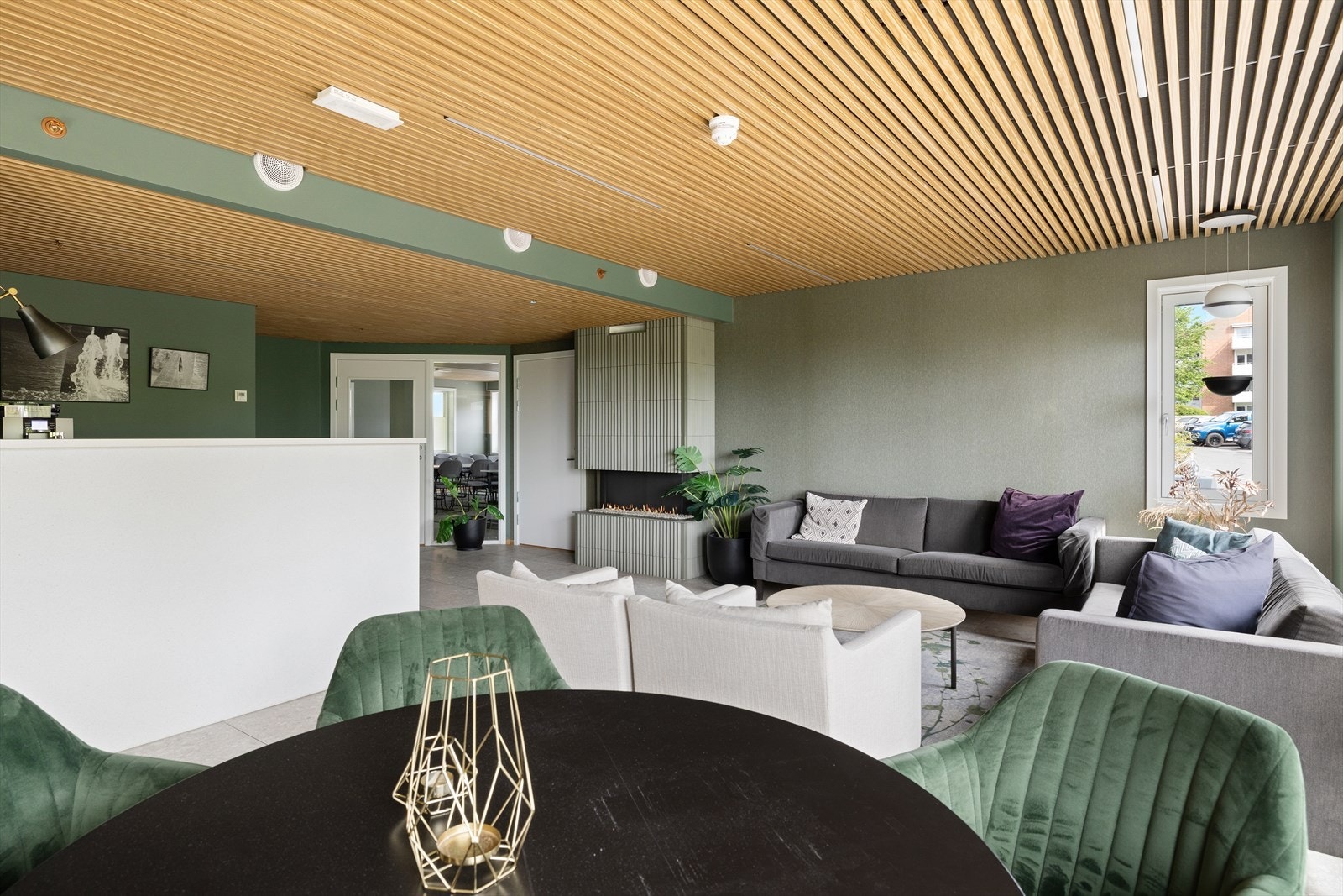 Det er mulig å leie spisestuen i tilknytning til loungen med bordplass til over 30 personer og kjøkken. Perfekt til private selskaper, arrangementer og hyggelige tilstelninger Galleribilde