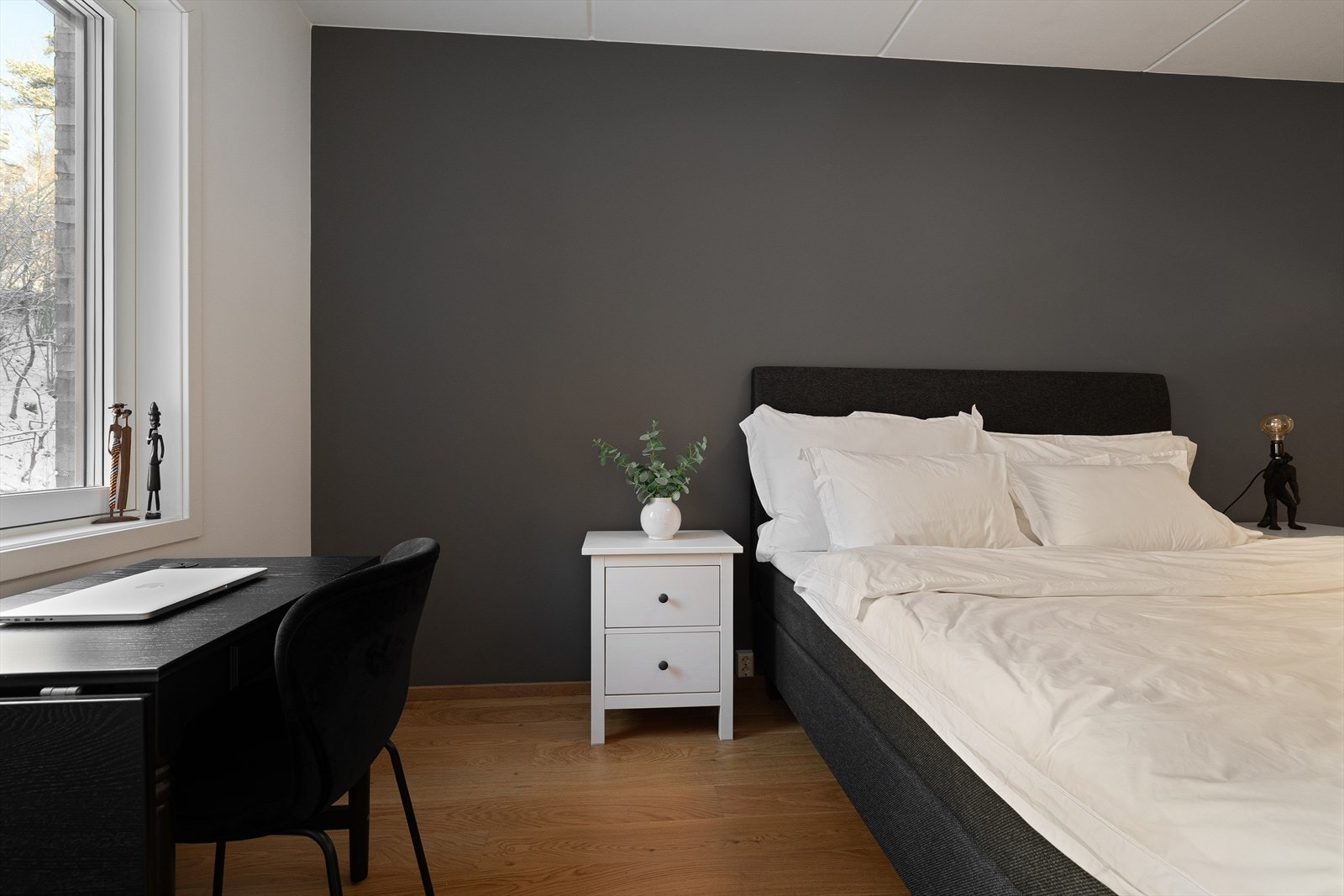 De store vindusflatene gir gode lysforhold i rommet og hjelper å skape en god romfølelse Galleribilde