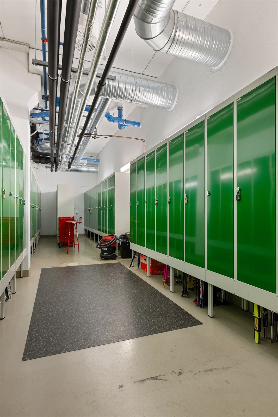 Fellesområde med smørebod og skiskap Galleribilde