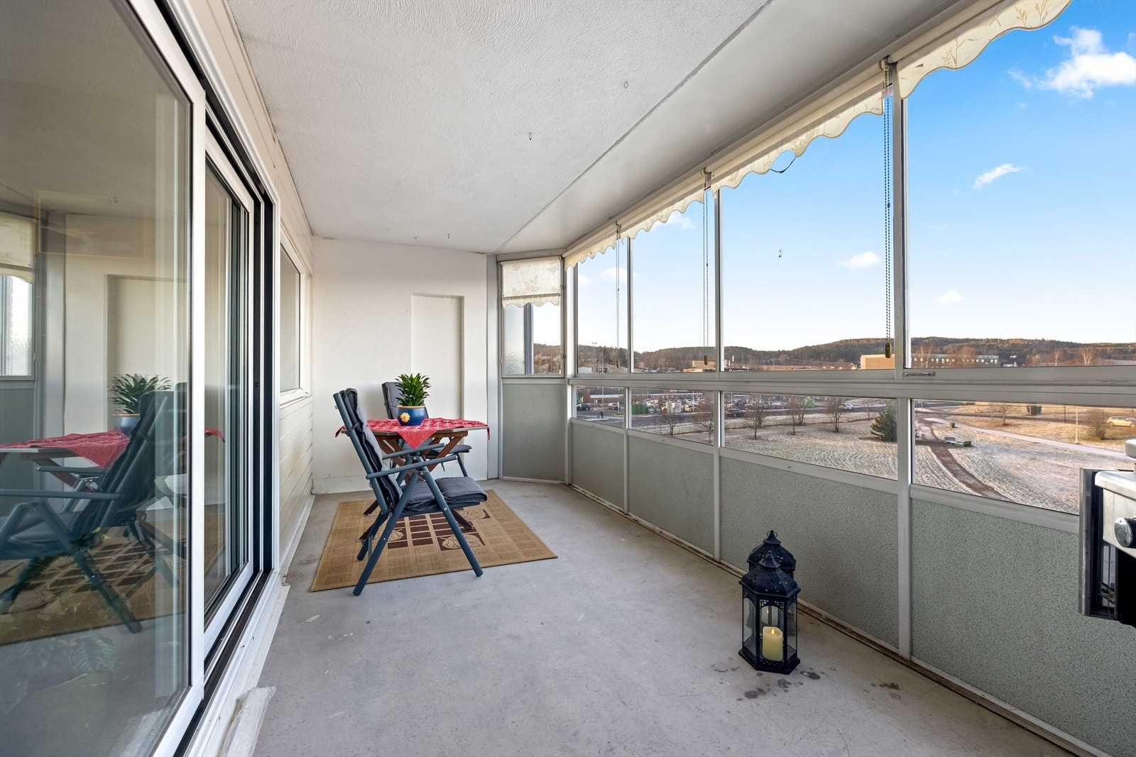 Den innglassede balkongen fungerer som en forlengelse av stuen og gir ekstra bruksareal. Galleribilde