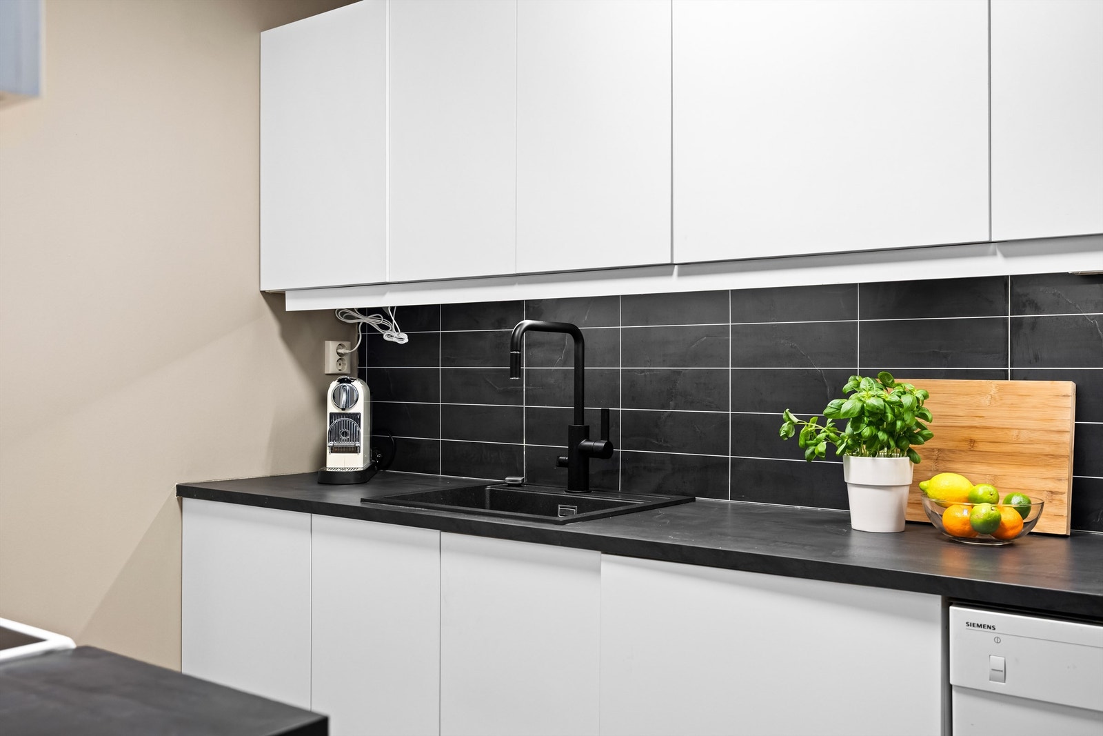 Innredningen byr på god skap- og benkeplass, med mørke fliser over benken. Galleribilde