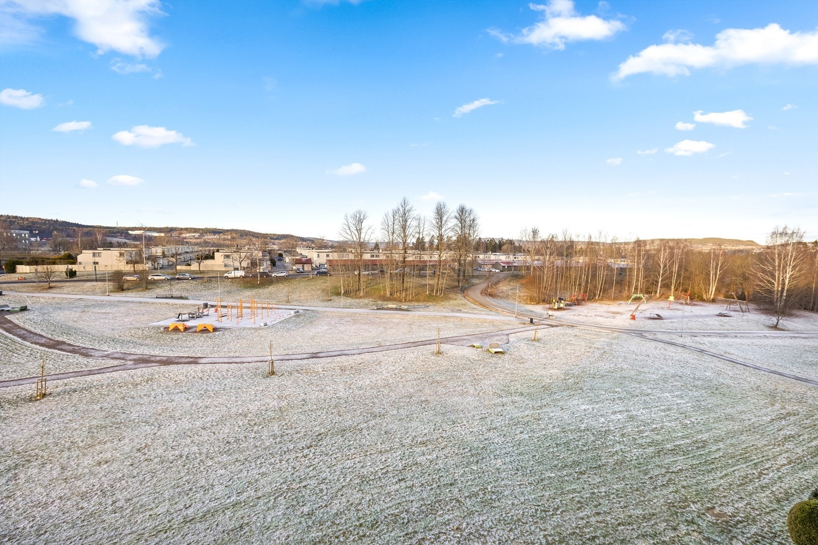 Rett utenfor døren finner du store grøntområder og lekeplasser, ideelt for barnefamilier. Galleribilde