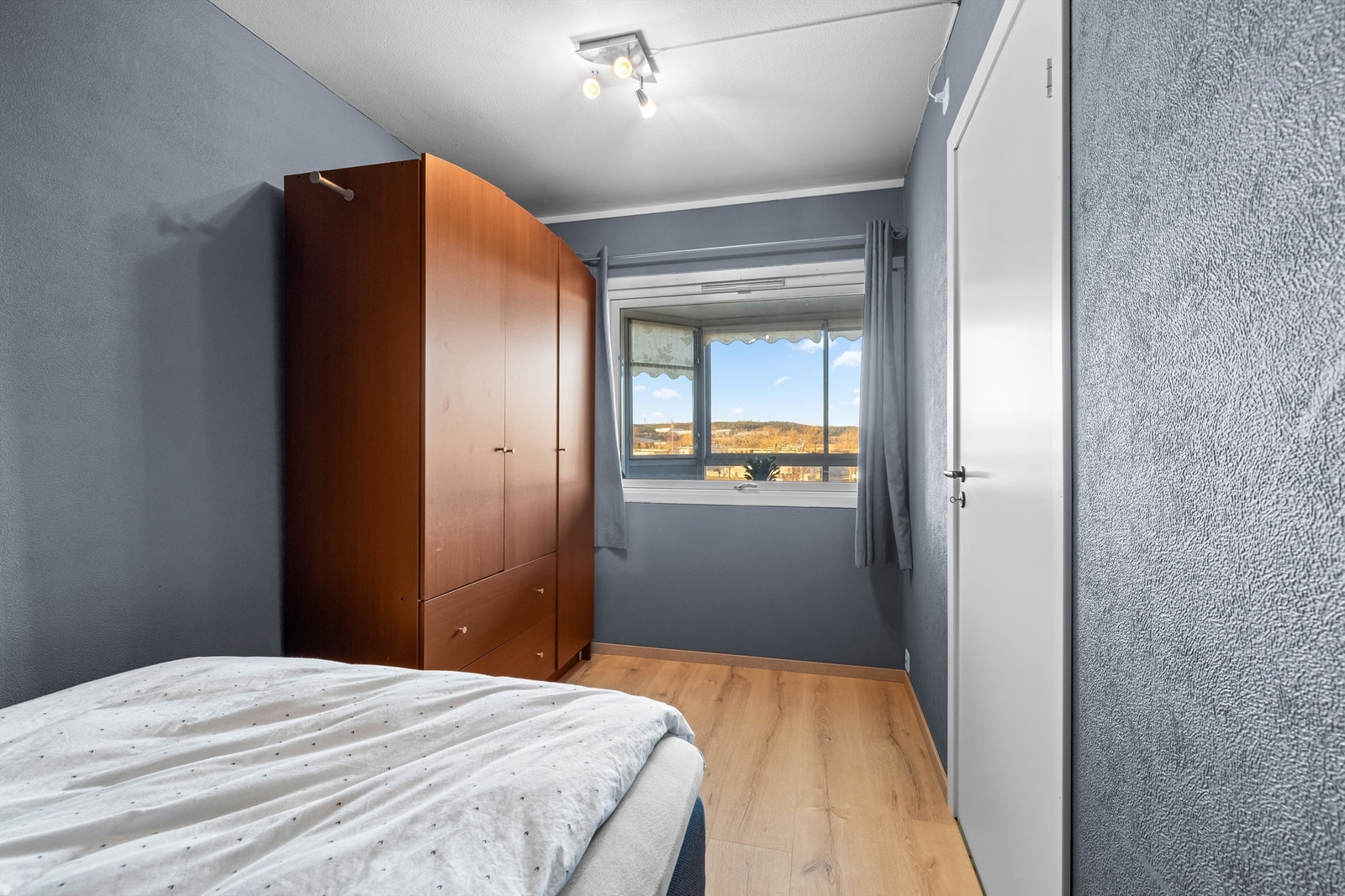 Rommet har plass til en garderobeløsning for oppbevaring av klær. Galleribilde