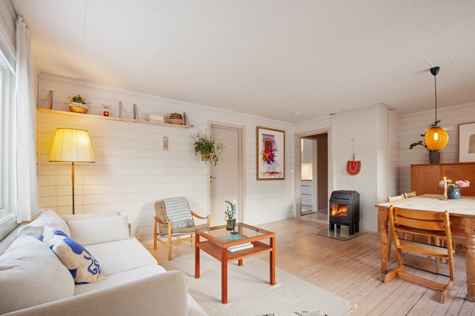 Stua har plass til å møblere med både sofagruppe og stort spisebord. Galleribilde