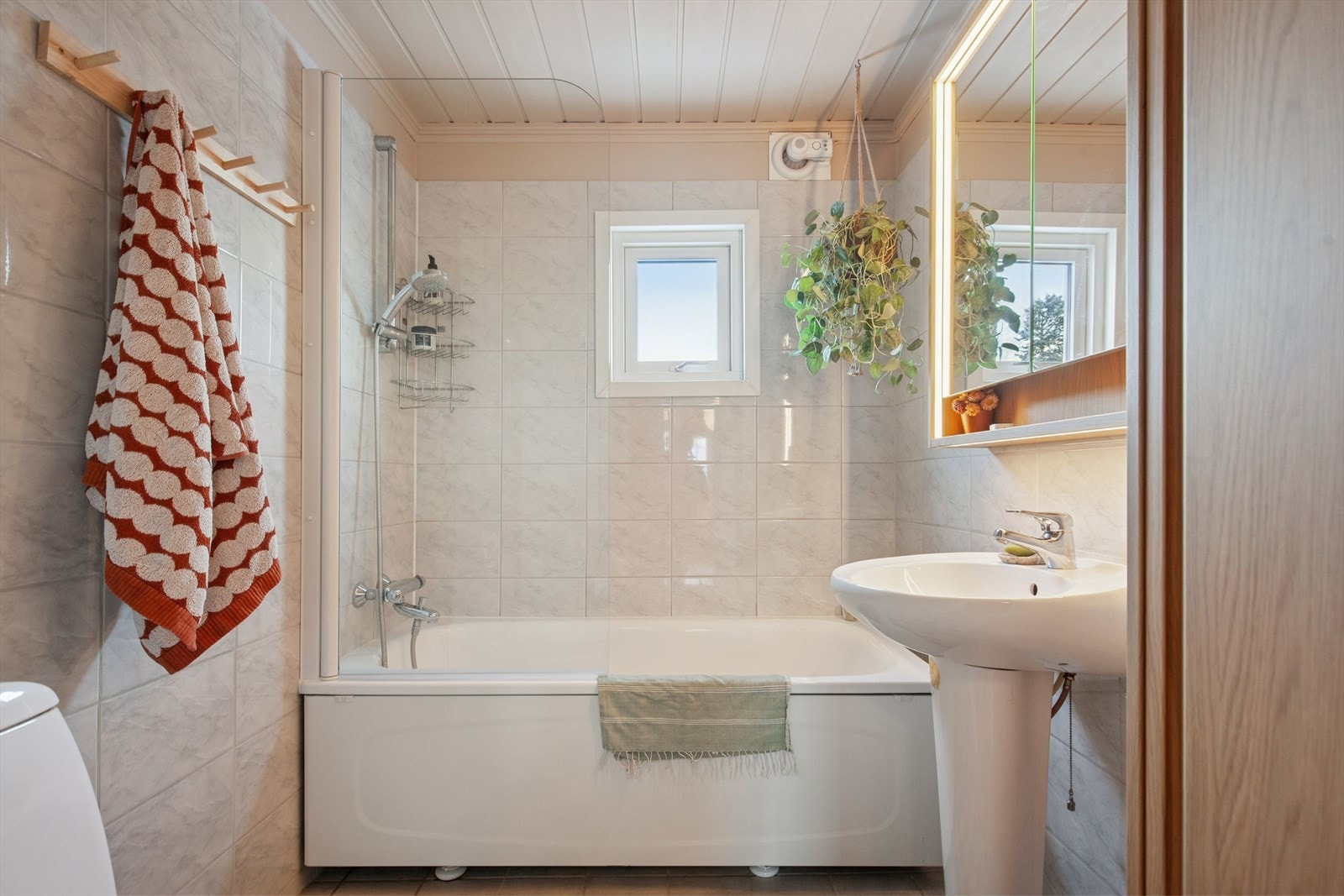 Flislagt baderom som har behagelig varme i gulvet. Galleribilde