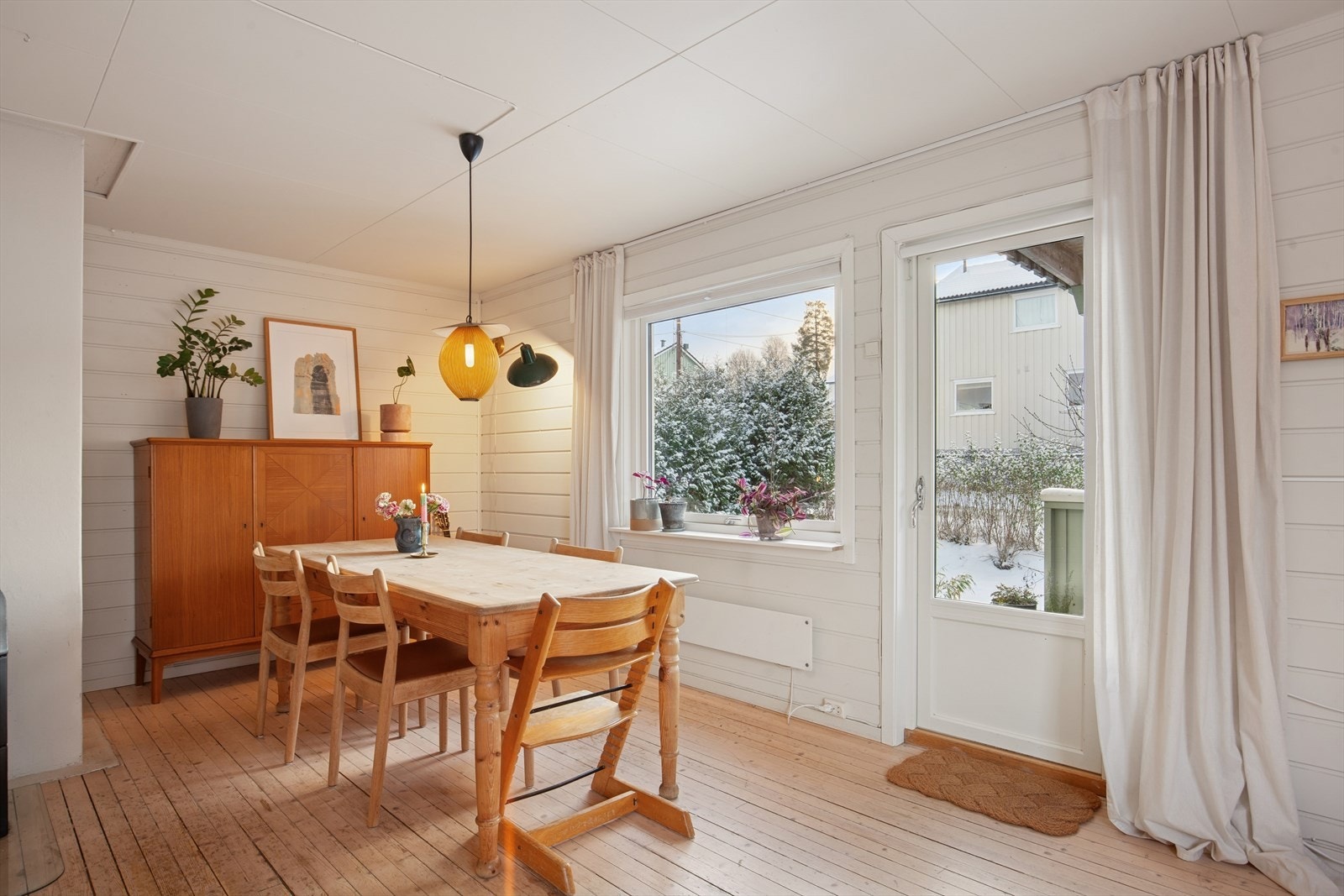 Herfra er det utgang til overbygd balkong og videre ned til hagen. Galleribilde