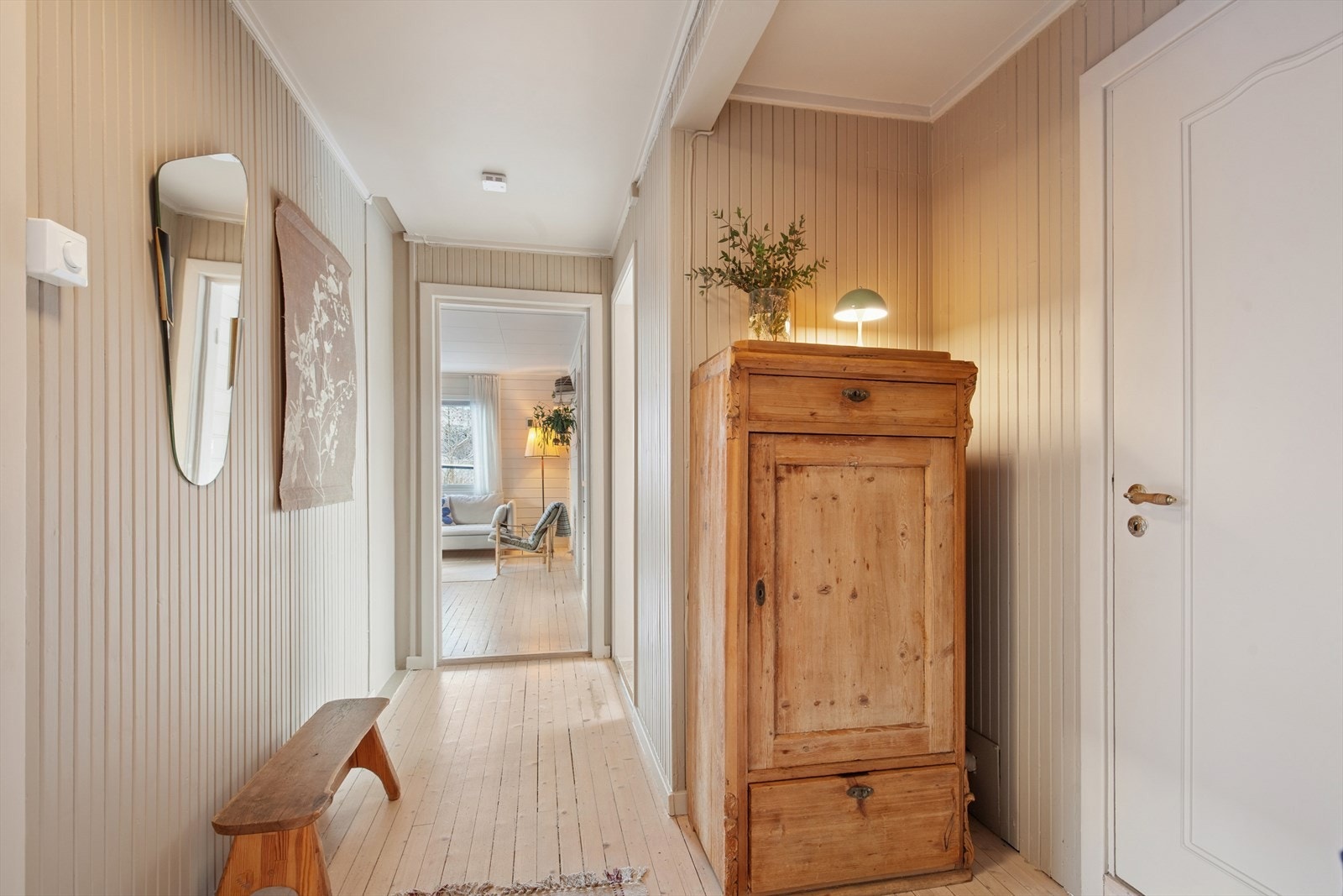 Her ønskes du velkommen inn i en lys entré med god plass til å henge fra seg ytterklær. Galleribilde