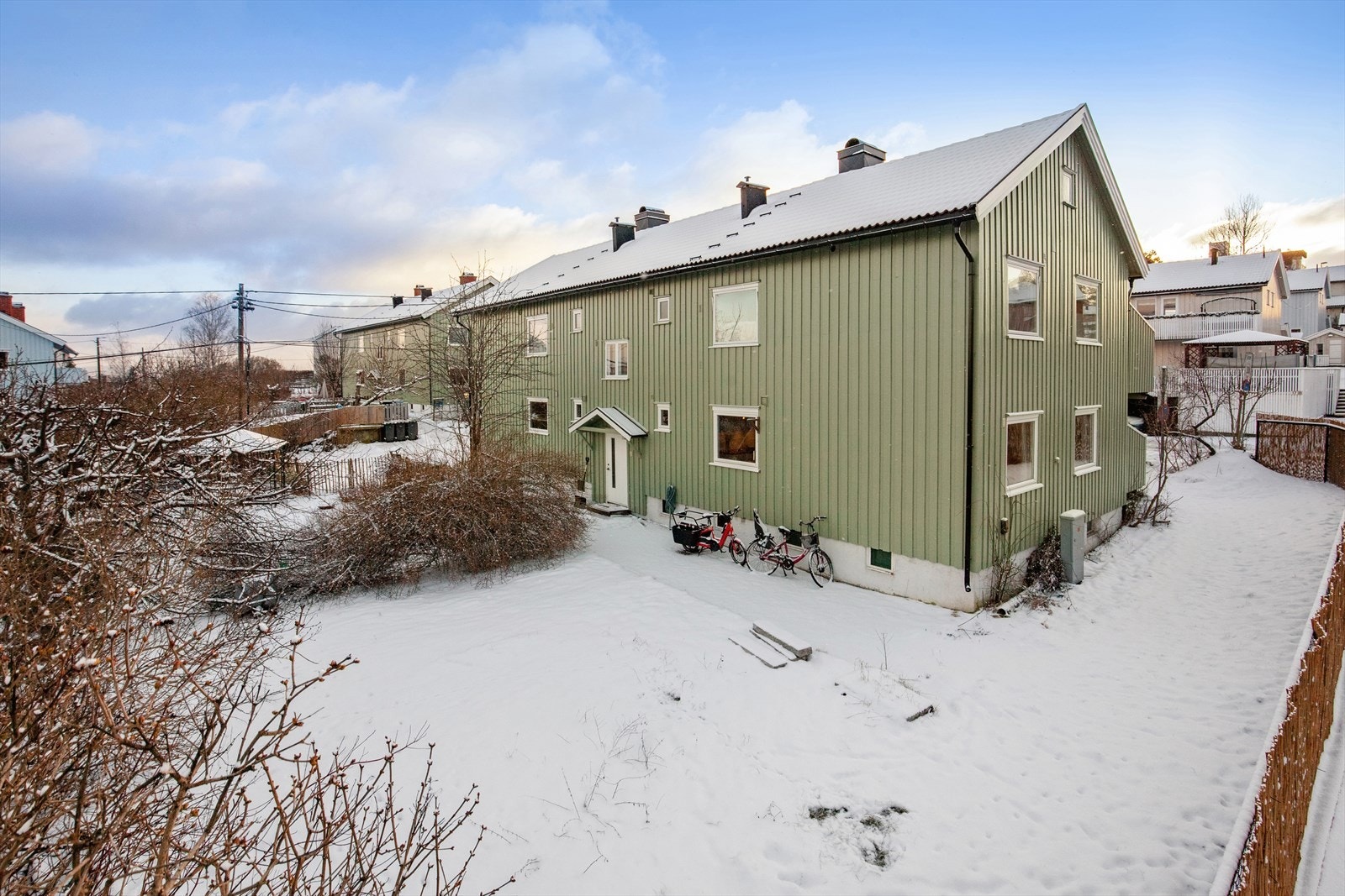 En lys og sjarmerende 3- roms andelsleilighet med flere kjellerboder og vinduer på tre sider. Galleribilde