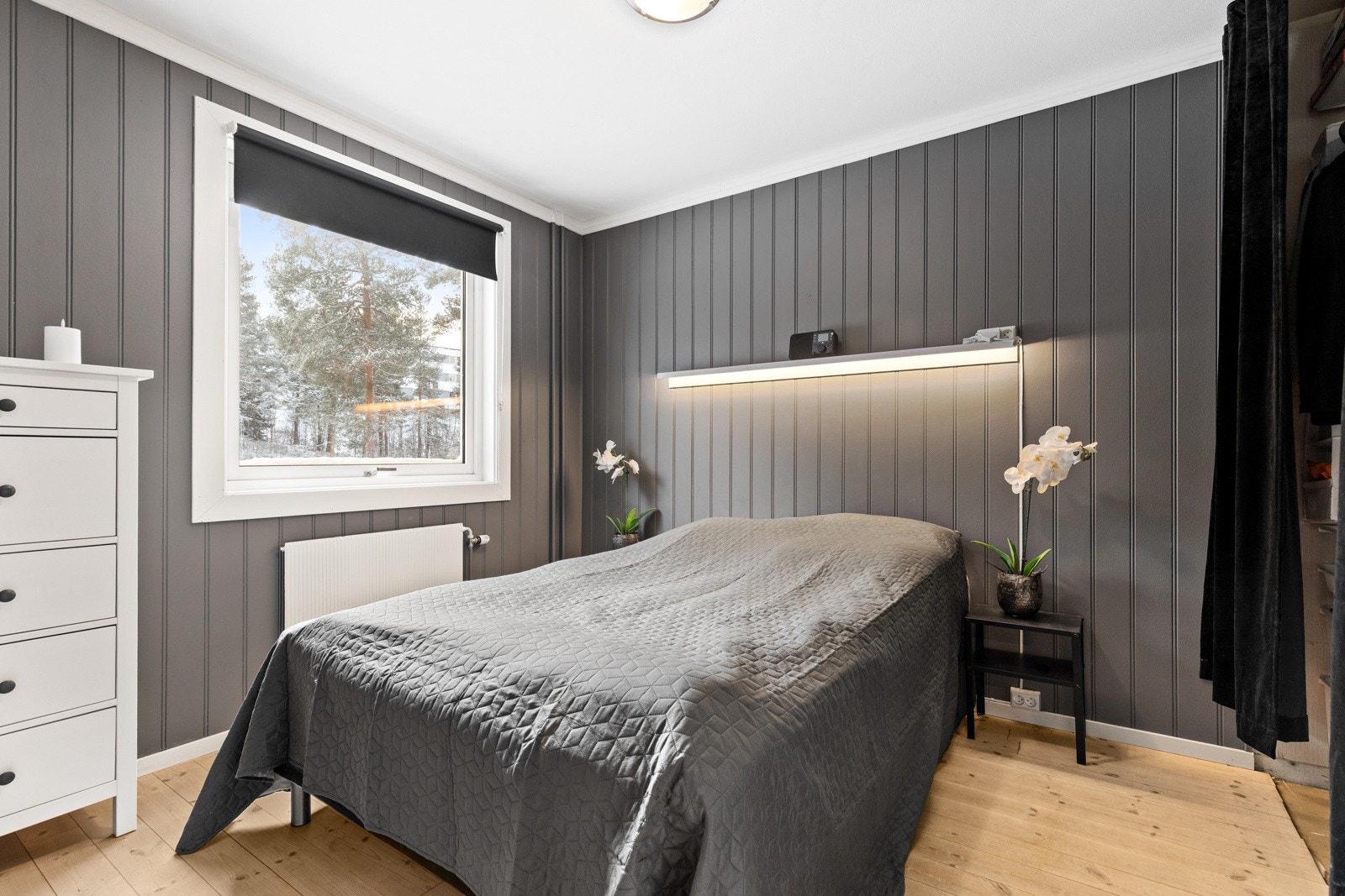 Hyggelig soverom med plass til dobbeltseng. Galleribilde