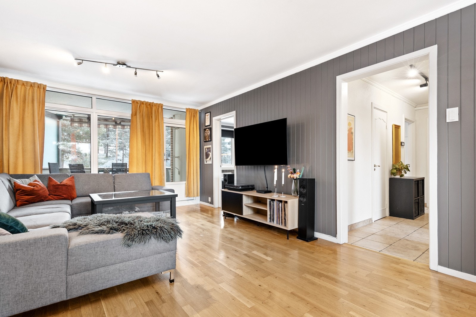 Hyggelig stue med gjennomlys og utgang til balkong. Galleribilde