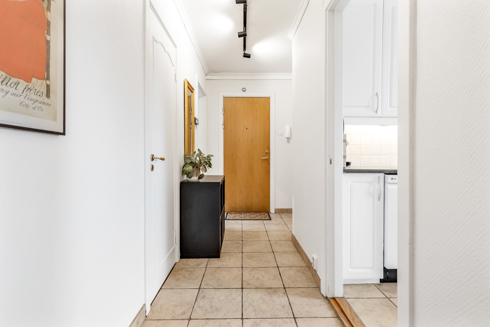 Romslig og lys entré med flislagt gulv. Galleribilde