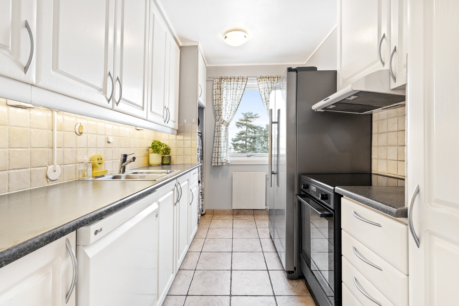 Separat kjøkken med innredning på to sider. Galleribilde