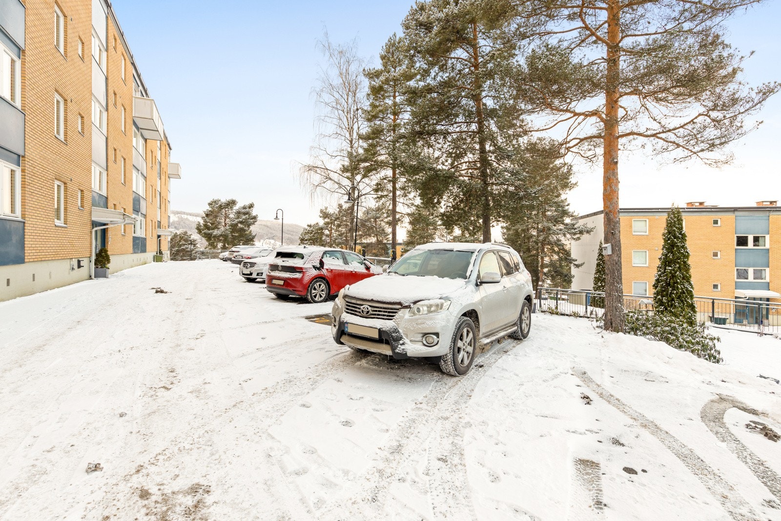 Eier informerer om bruksrett til fast parkeringsplass på utsiden av bygget. Galleribilde