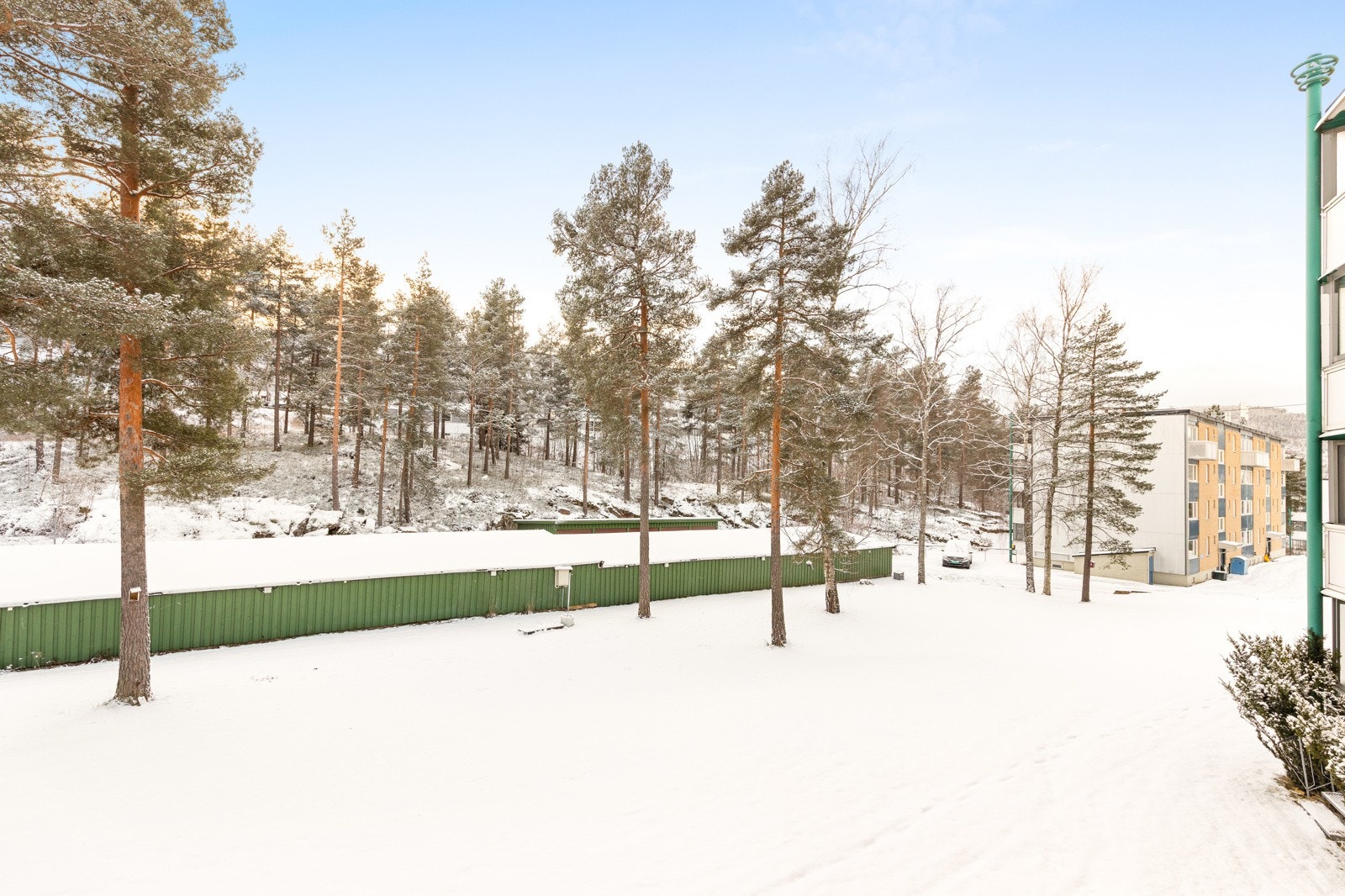 Det er hyggelig utsyn mot fellesområdet, helt uten innsyn. Galleribilde