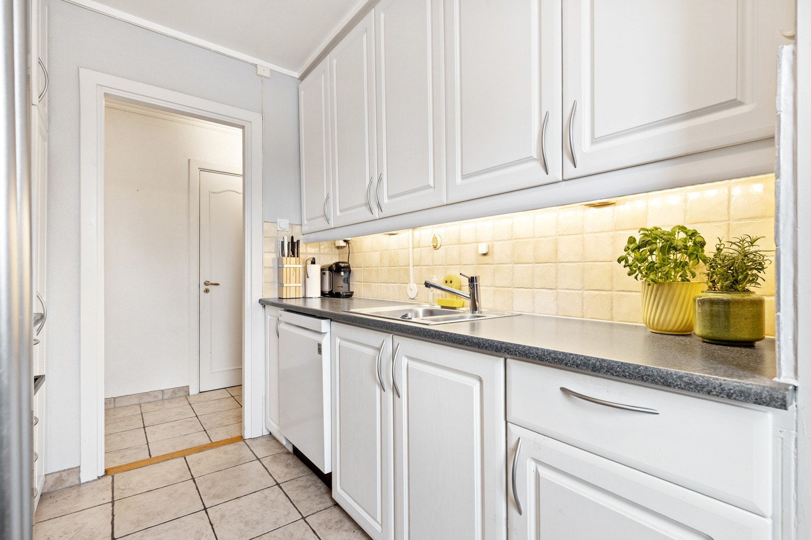 Innredningen har profilerte fronter, laminat benkeplate og opplegg for oppvaskmaskin. Galleribilde