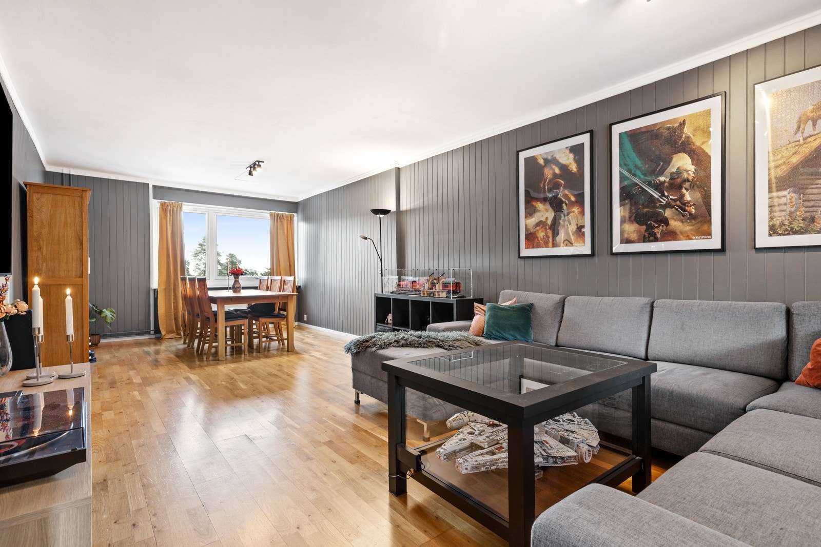 Det er god plass til møblering av sofagruppe og spisebord. Galleribilde