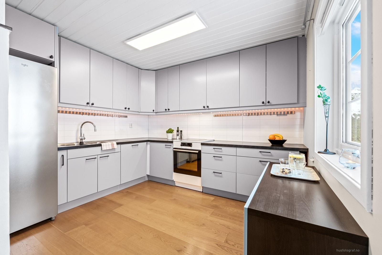 Kjøkkenet er fra Epoq i 2019 og har innredning med glatte fronter og benkeplate av laminat. Galleribilde