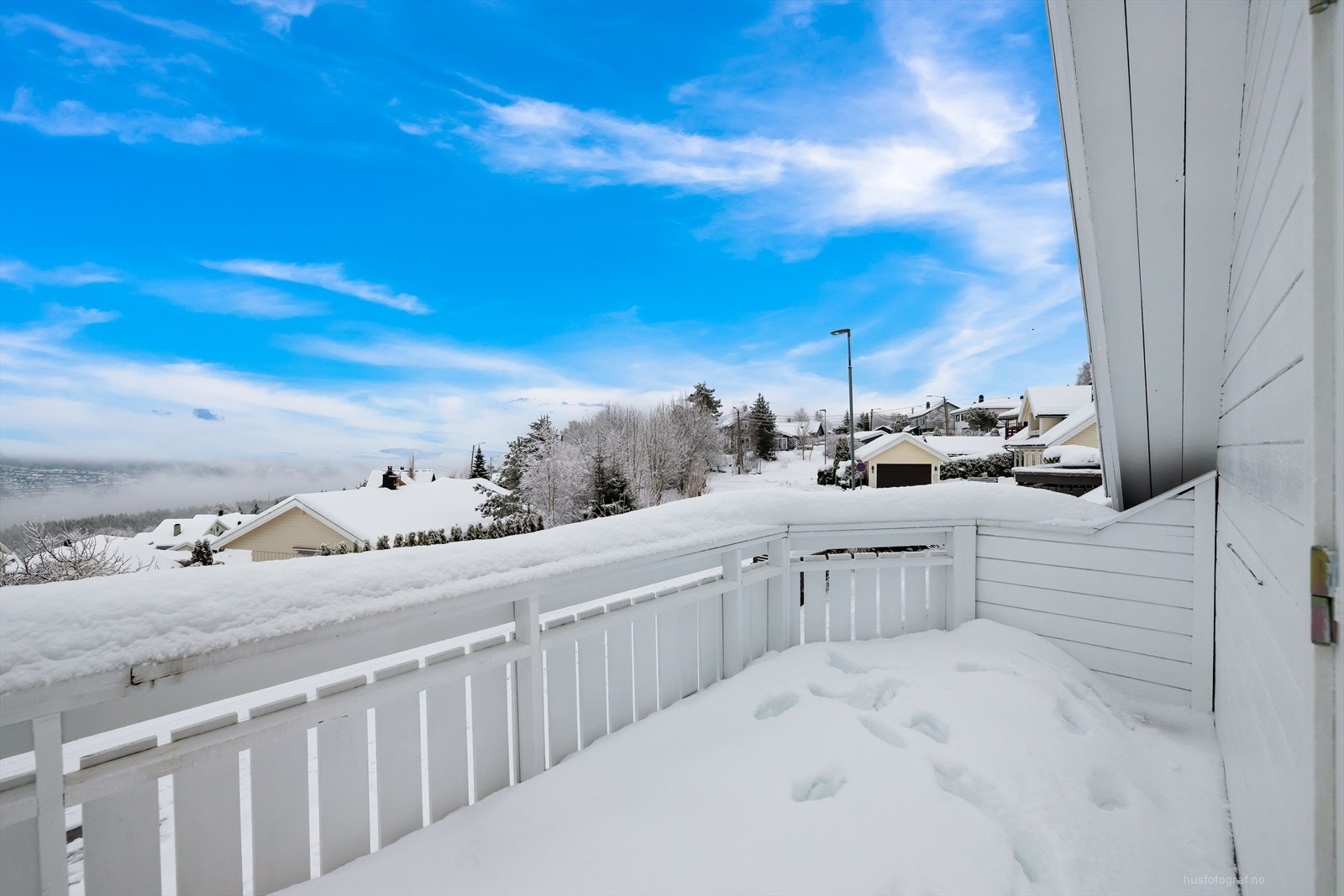 Fra rommet har man utgang til en terrasse på ca. 8 kvm med vidstrakt utsikt over Drammen og nærområdet. Galleribilde