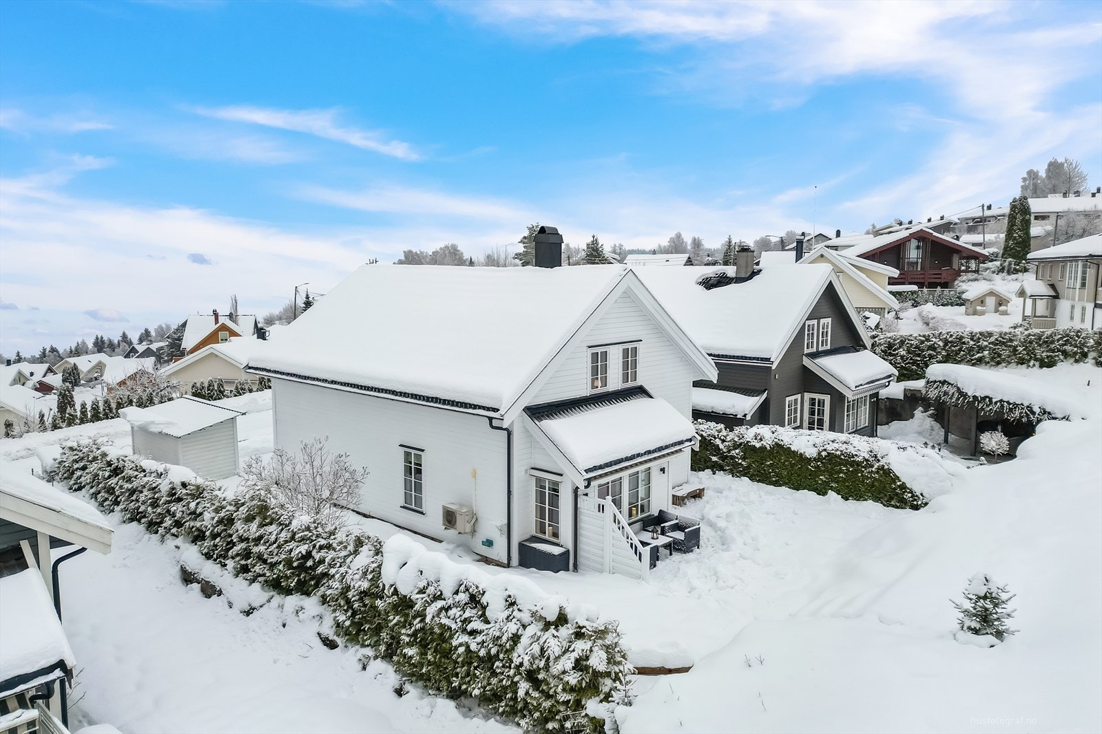 Boligen er beliggende i et etablert og attraktivt boligområde på Konnerud, kjent for sitt rolige og barnevennlige bomiljø. Galleribilde