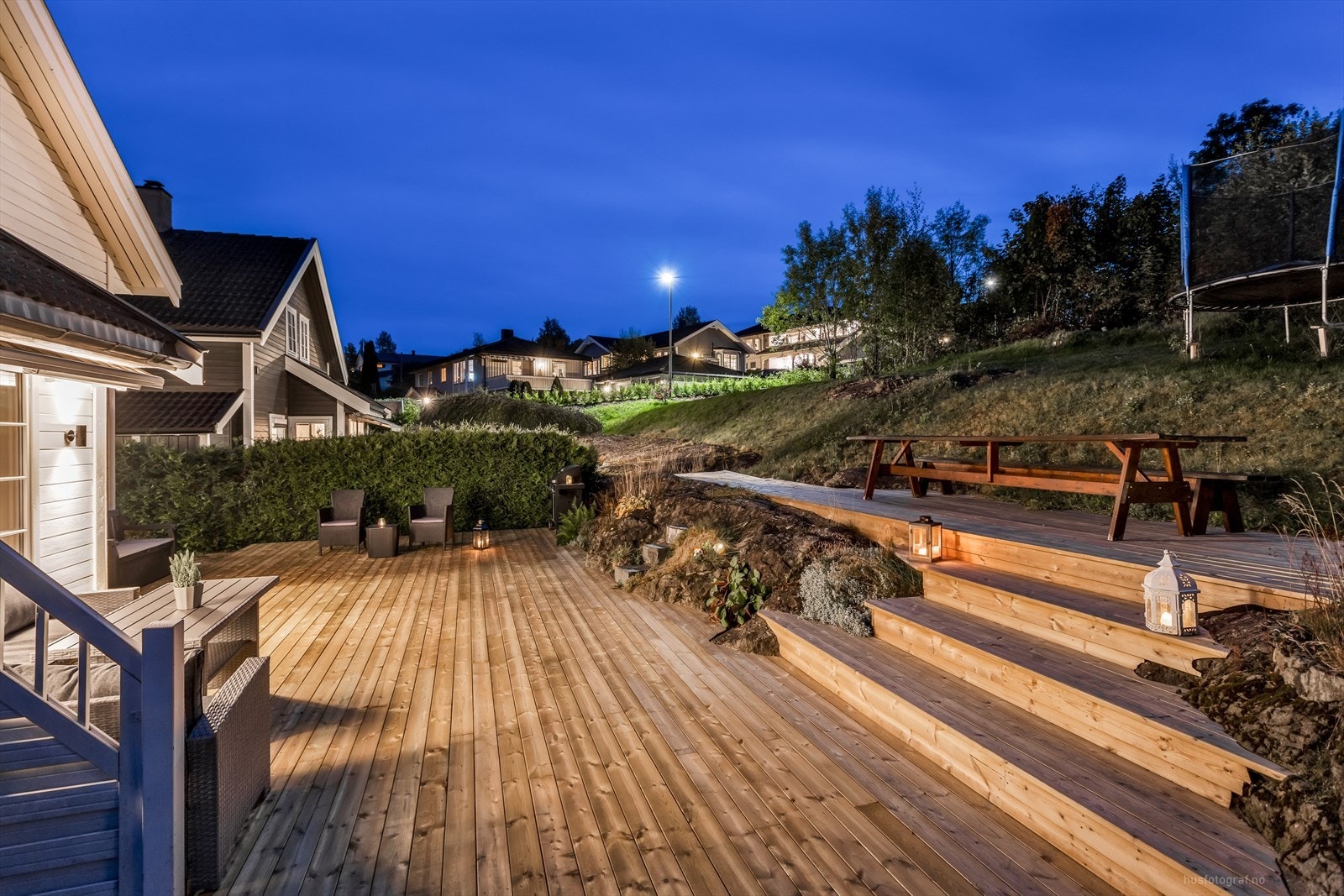 Tomten er pent opparbeidet stor markterrasse på ca. 60 kvm tilpasset terrenget, hage og beplantning. Galleribilde