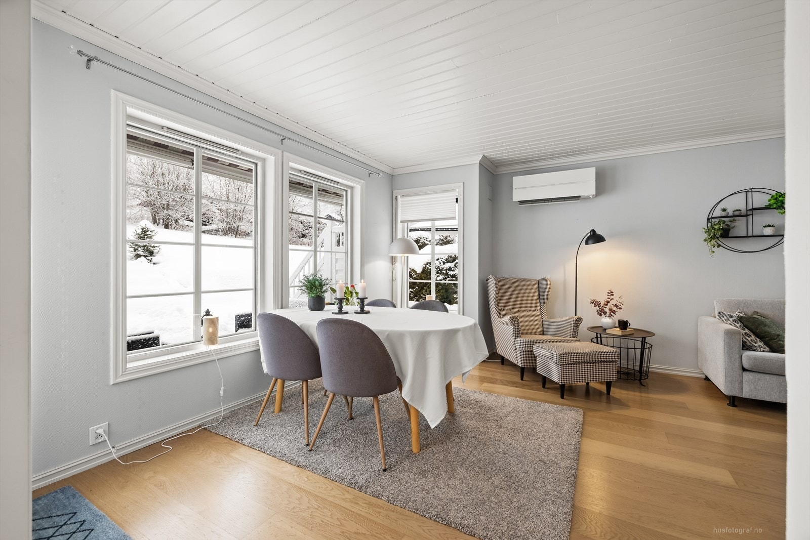 I stuen har man ingen innsyn med vinduer vendt ut mot egen terrasse og grøntareal. Galleribilde