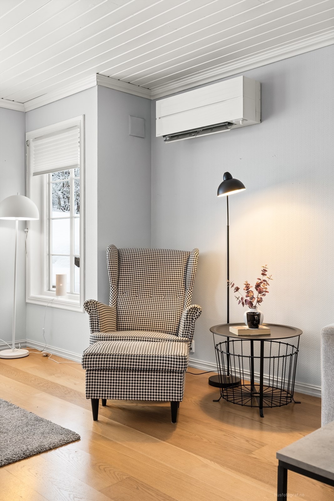 I stuen er det plassert en luft-til-luft varmepumpe som sørger for et behagelig inneklima. Galleribilde