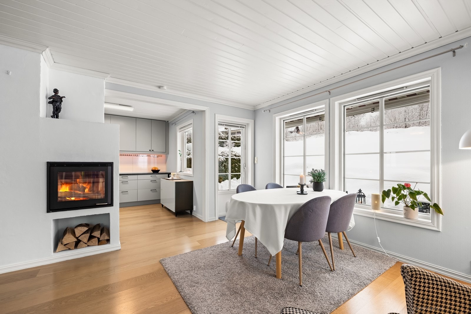 Boligen er innholdsrik med bla. flere soverom, stor stue, kjøkken fra 2019, 2 bad, garasje, flere boder og flotte opparbeidede utearealer. Galleribilde