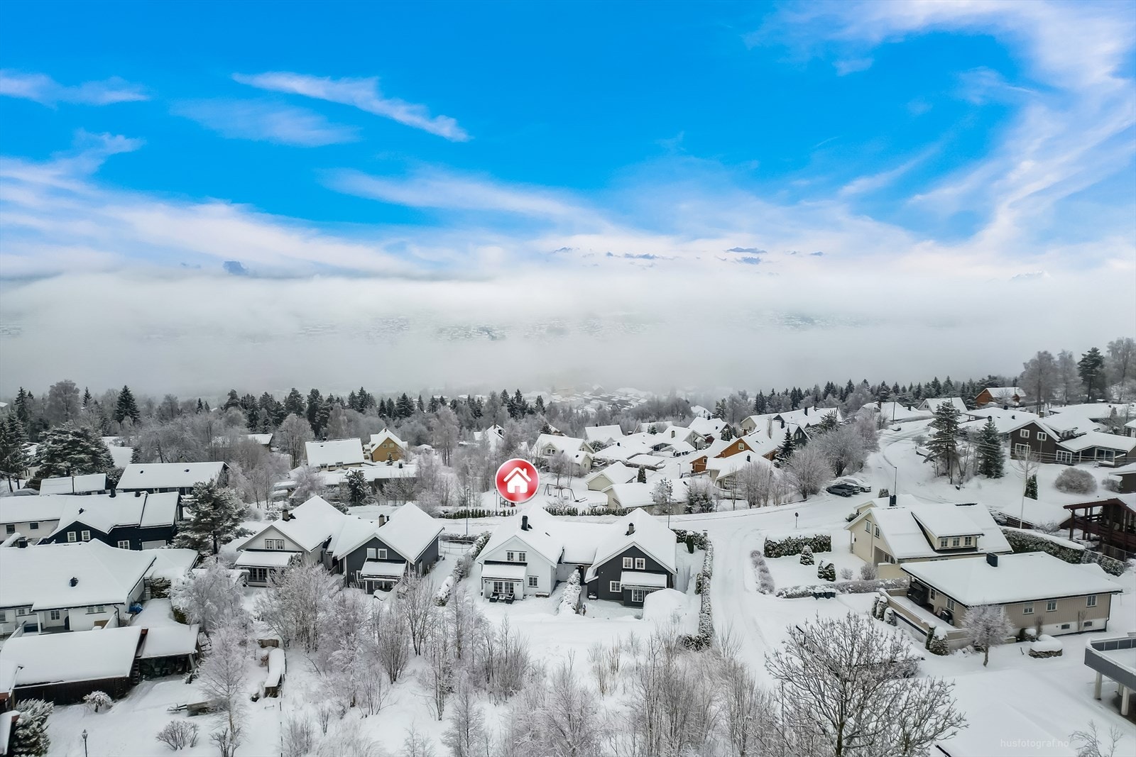Fra eiendommen er det nærhet til det meste en familie måtte trenge i hverdagen: Barne- og ungdomsskole, barnehage, idrettsanlegg med organisert aktivitet for barn og unge, buss, dagligvare og flotte turområder både sommer og vinter. Galleribilde