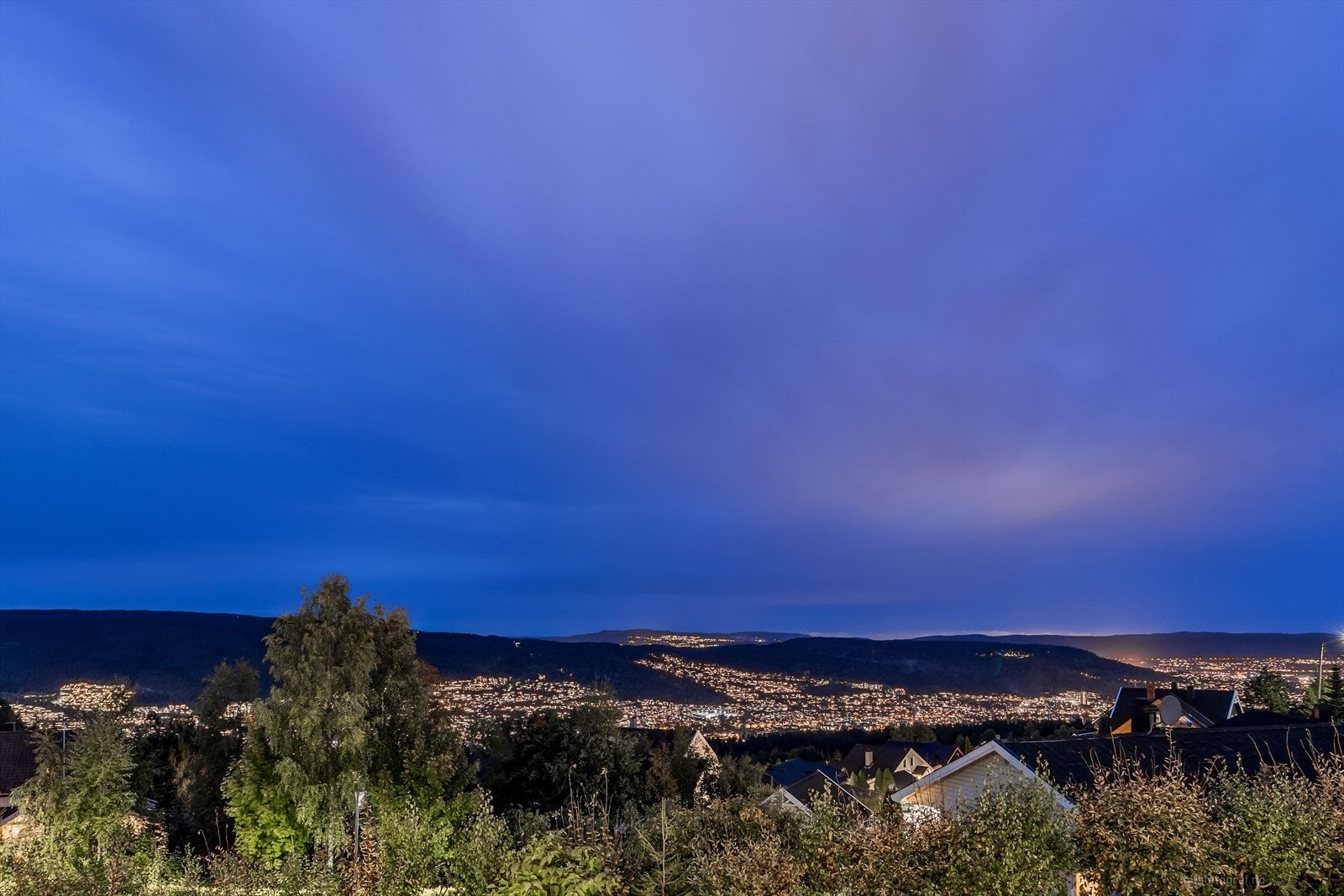 Når mørket senker seg lyser byen opp. Galleribilde