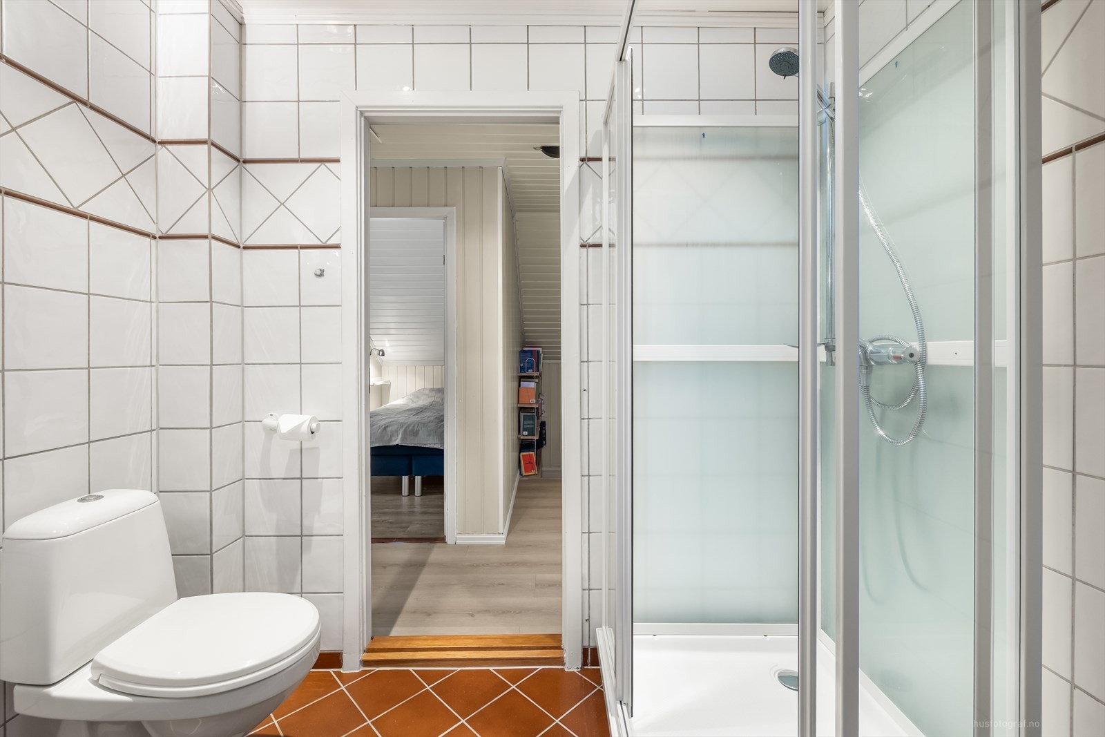 Badet er utstyrt med nedfelt servant med servantskap, toalett og dusjkabinett. Galleribilde