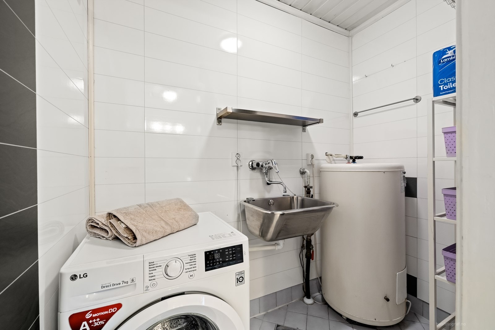 Praktisk nisje på badet til vaskemaskin, skyllekar og varmtvannsbereder. Galleribilde