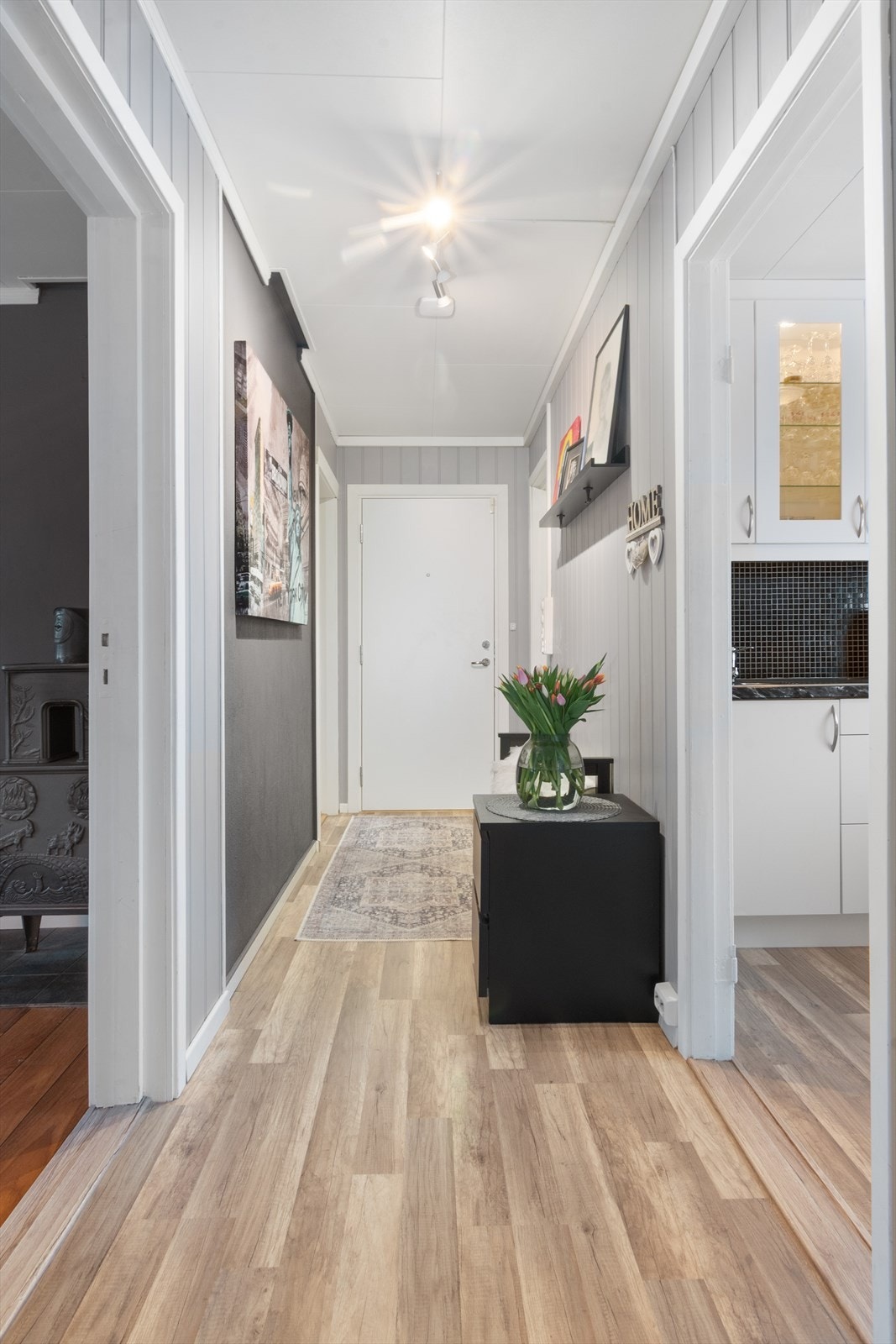 Gang med adgang til kjøkken og stue. Galleribilde