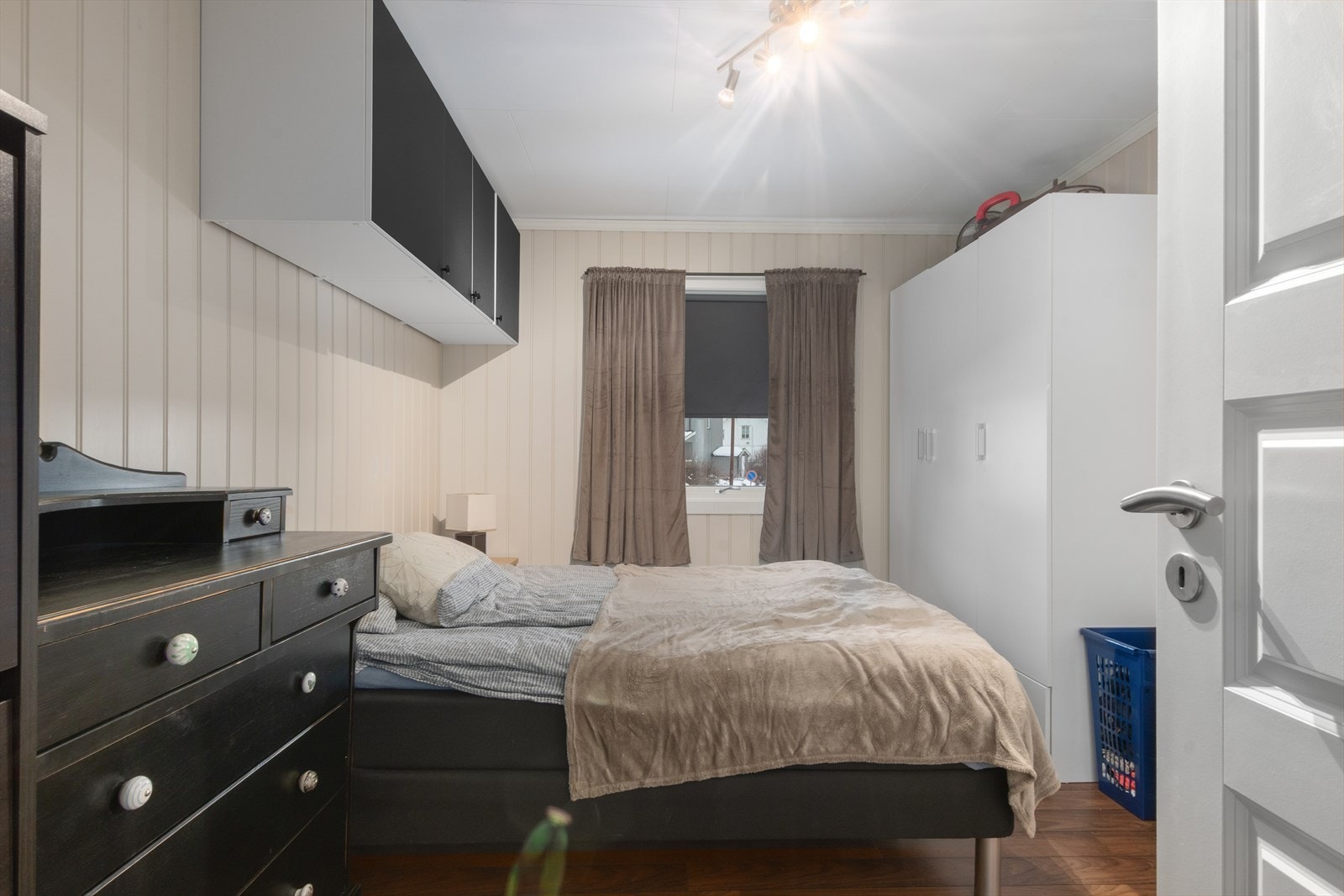 Plass til både seng og store skap. Galleribilde