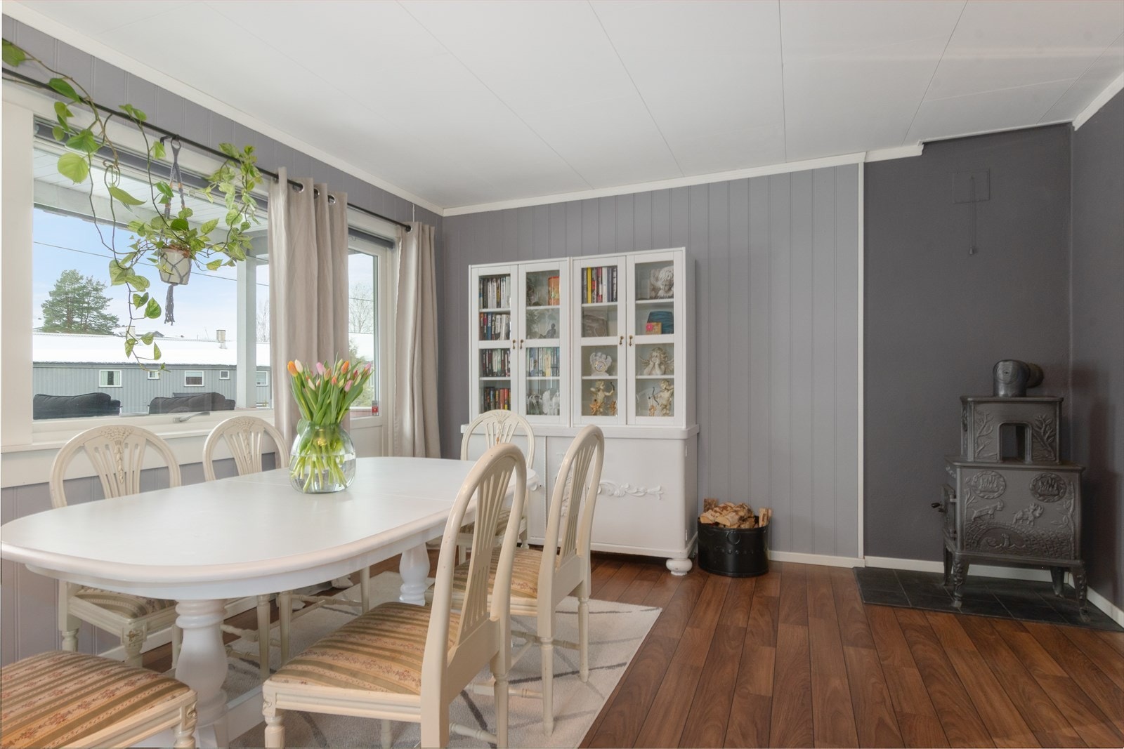 Lys og romslig stue med store vinduer som slipper inn mye naturlig lys, perfekt for avslapning og sosiale sammenkomster. Galleribilde