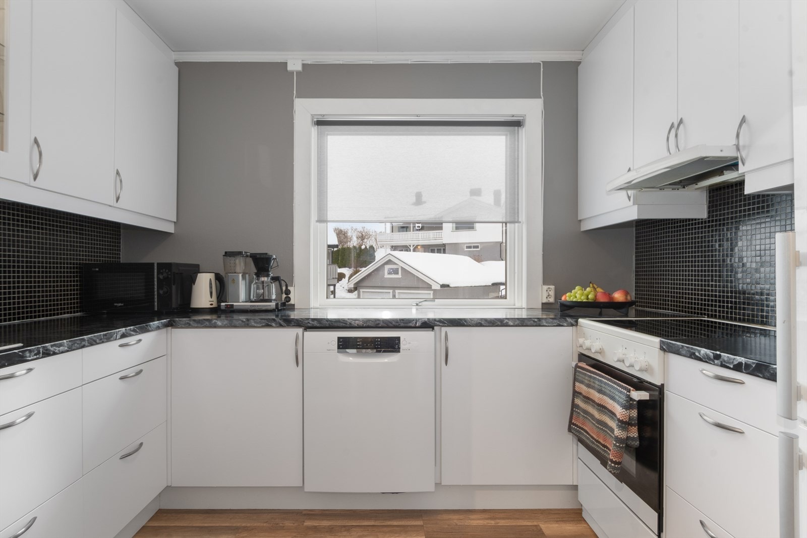 Lys og fin kjøkken med god benk- og skapplass. Galleribilde