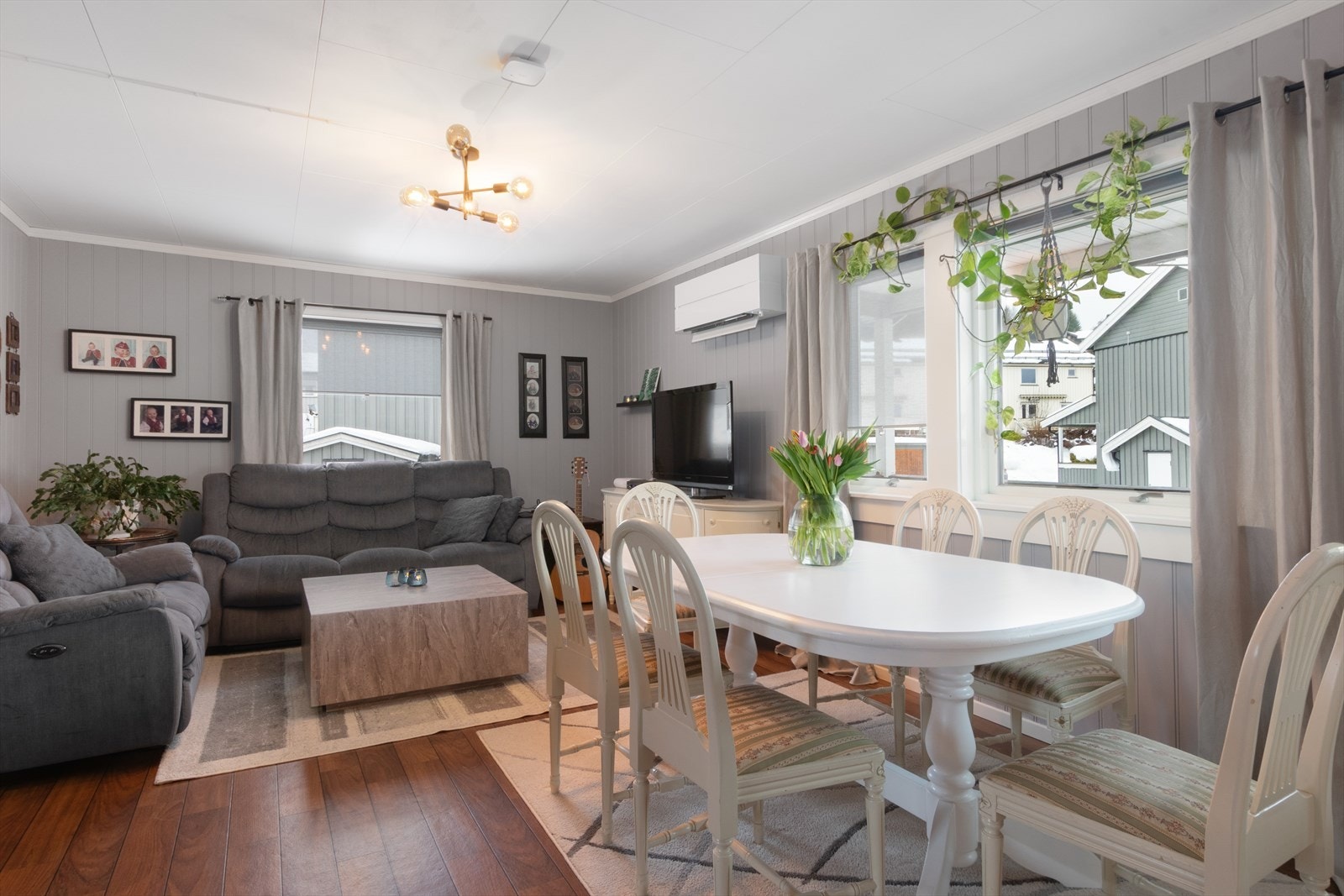 Koselig stue med plass til spisestue og TV-krok! Galleribilde