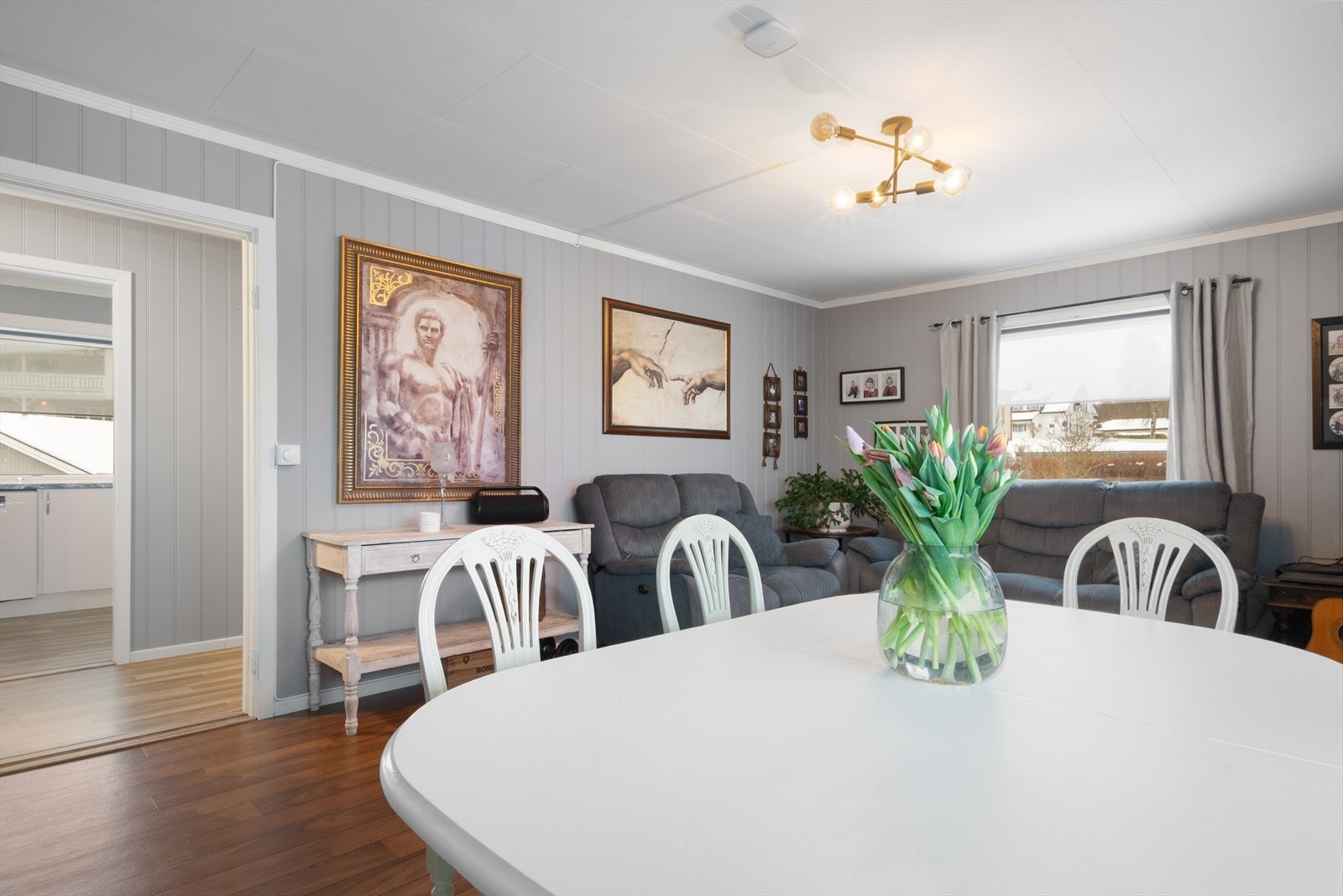 Romslig stue med plass til sofa og spisebord. Galleribilde